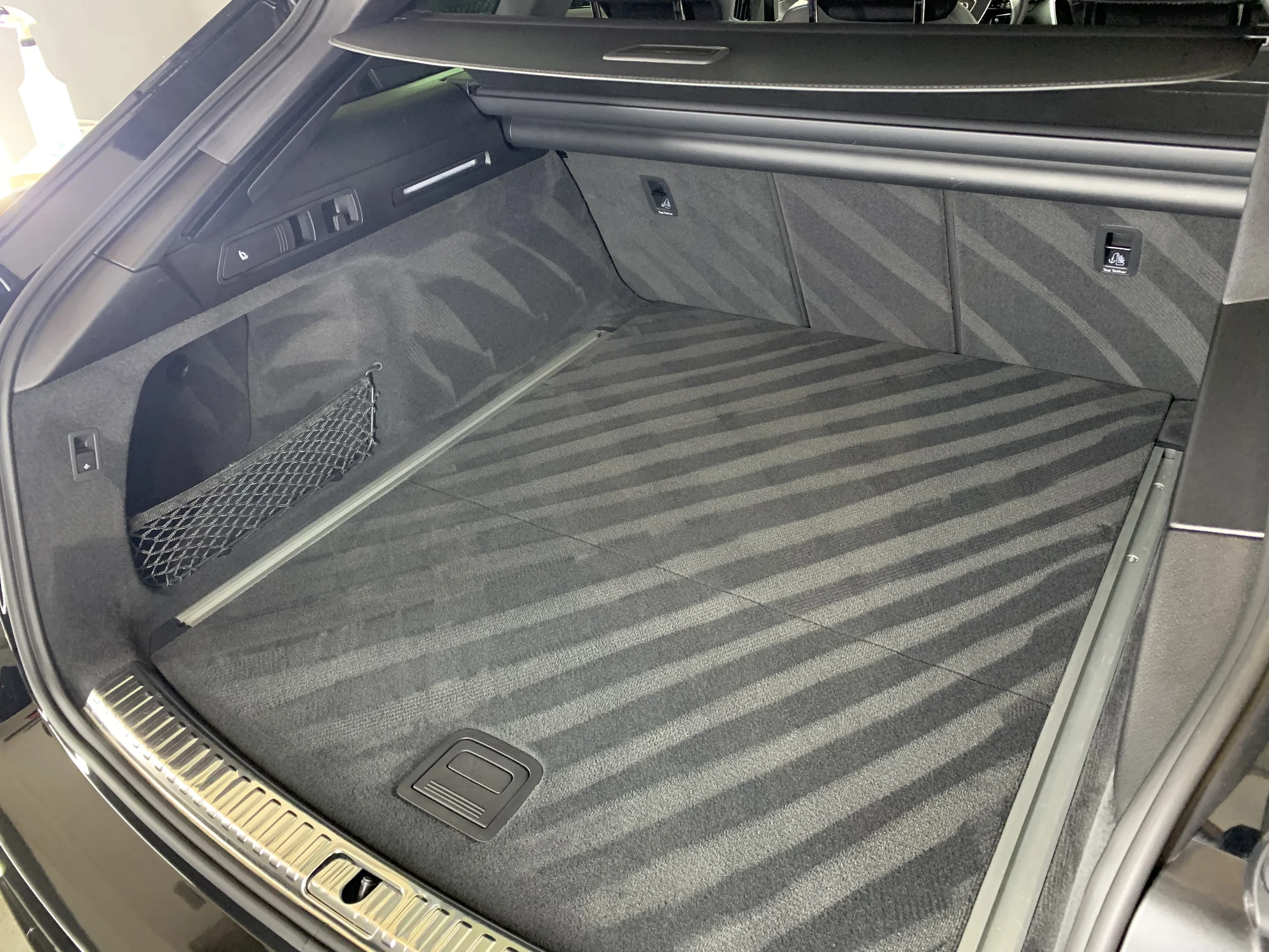 Detailní čištění exteriéru a interiéru auta s roční ochranou: zářivý lesk a špičková péče o každý vůz