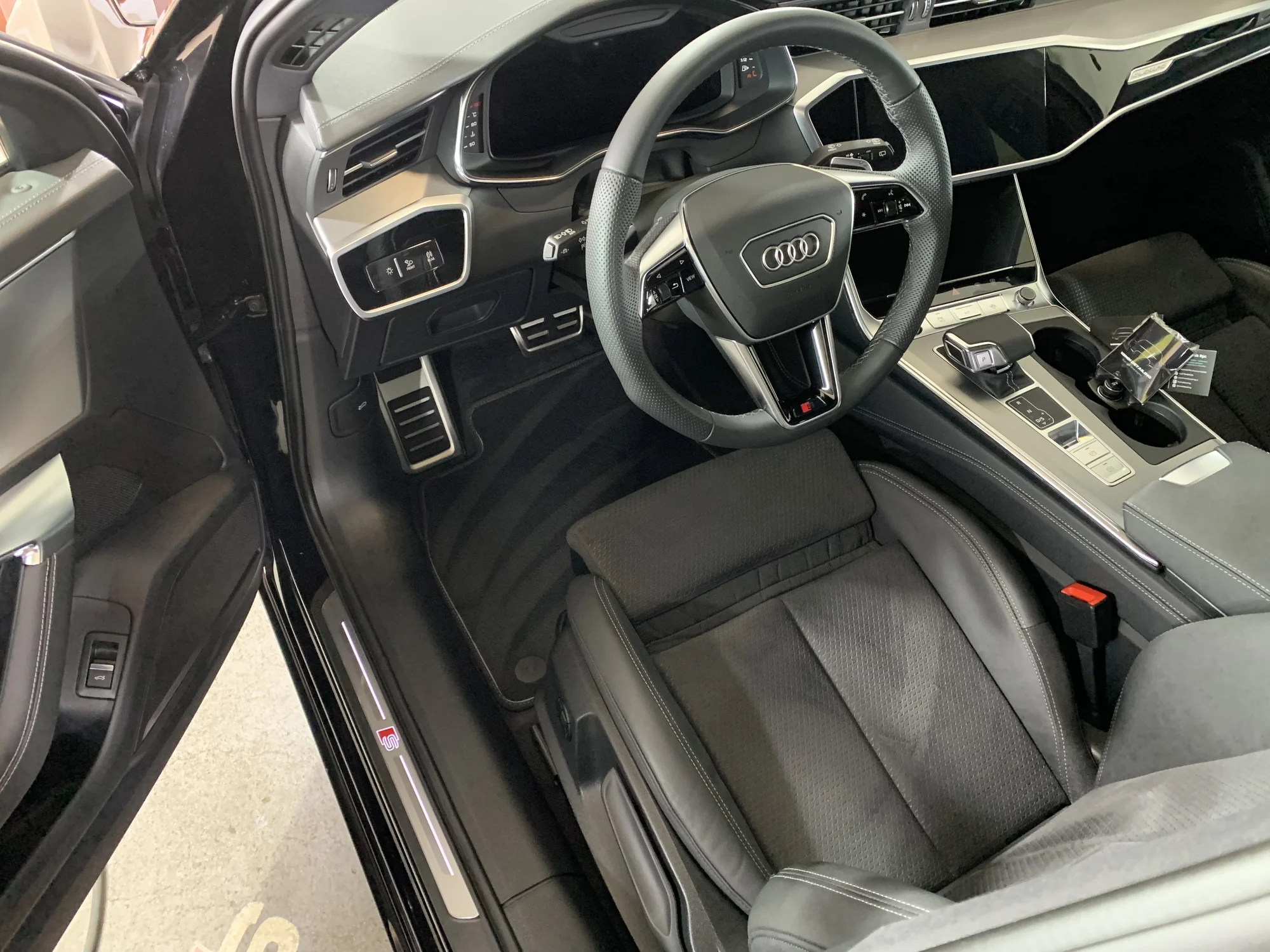 Detailní čištění exteriéru a interiéru auta s roční ochranou: zářivý lesk a špičková péče o každý vůz