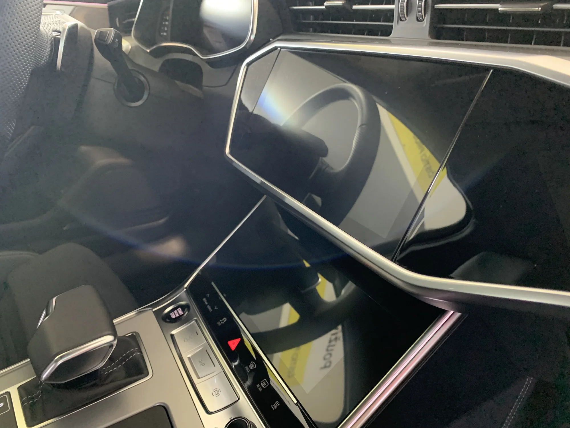 Detailní čištění exteriéru a interiéru auta s roční ochranou: zářivý lesk a špičková péče o každý vůz