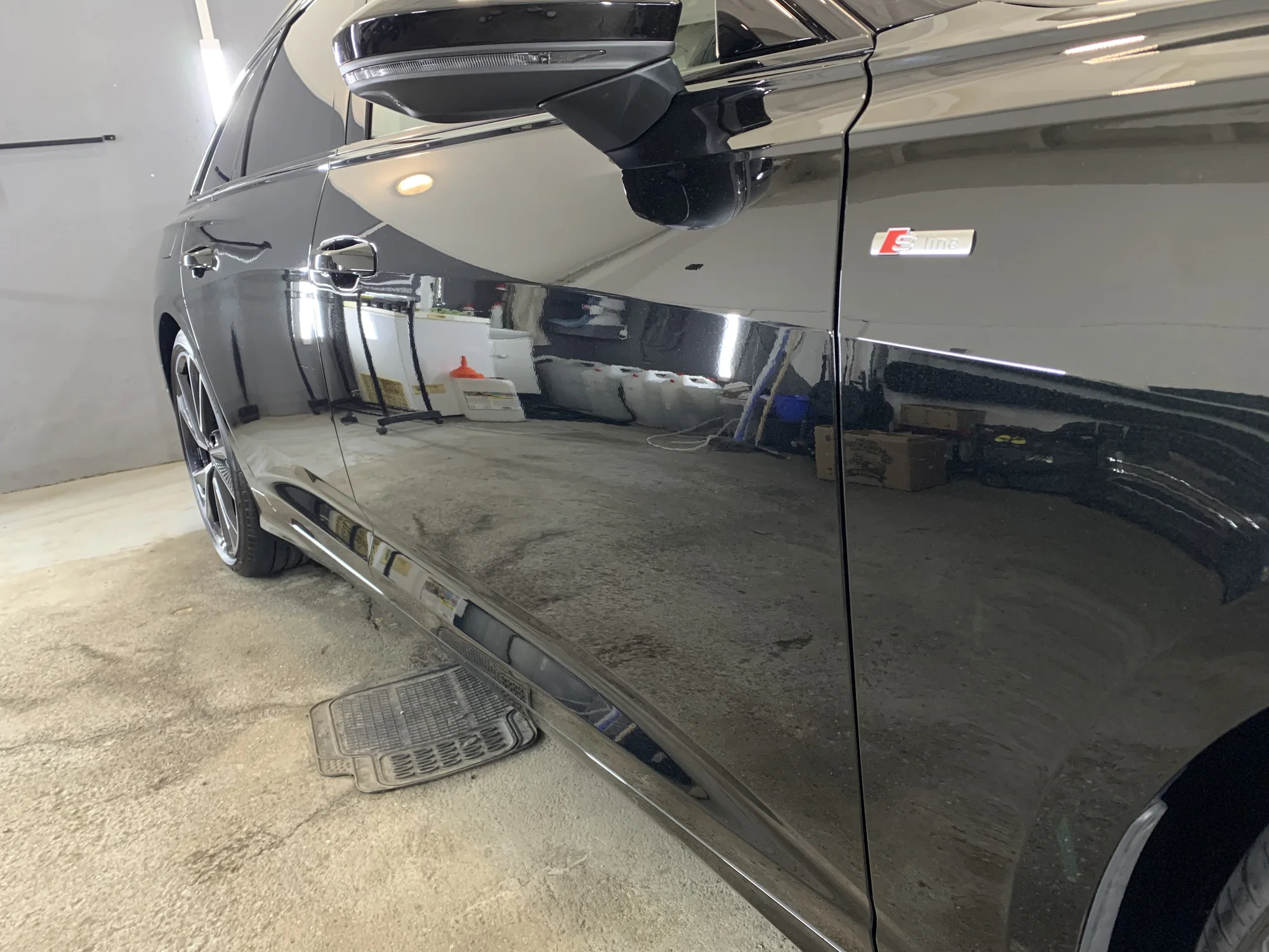 Detailní čištění exteriéru a interiéru auta s roční ochranou: zářivý lesk a špičková péče o každý vůz