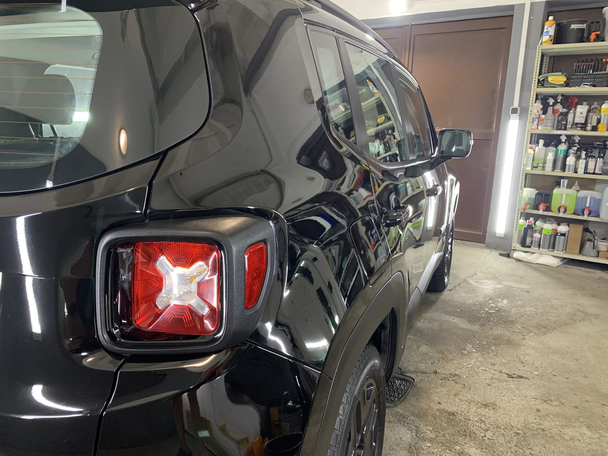 Detailní čištění exteriéru a interiéru auta s roční ochranou: zářivý lesk a špičková péče o každý vůz