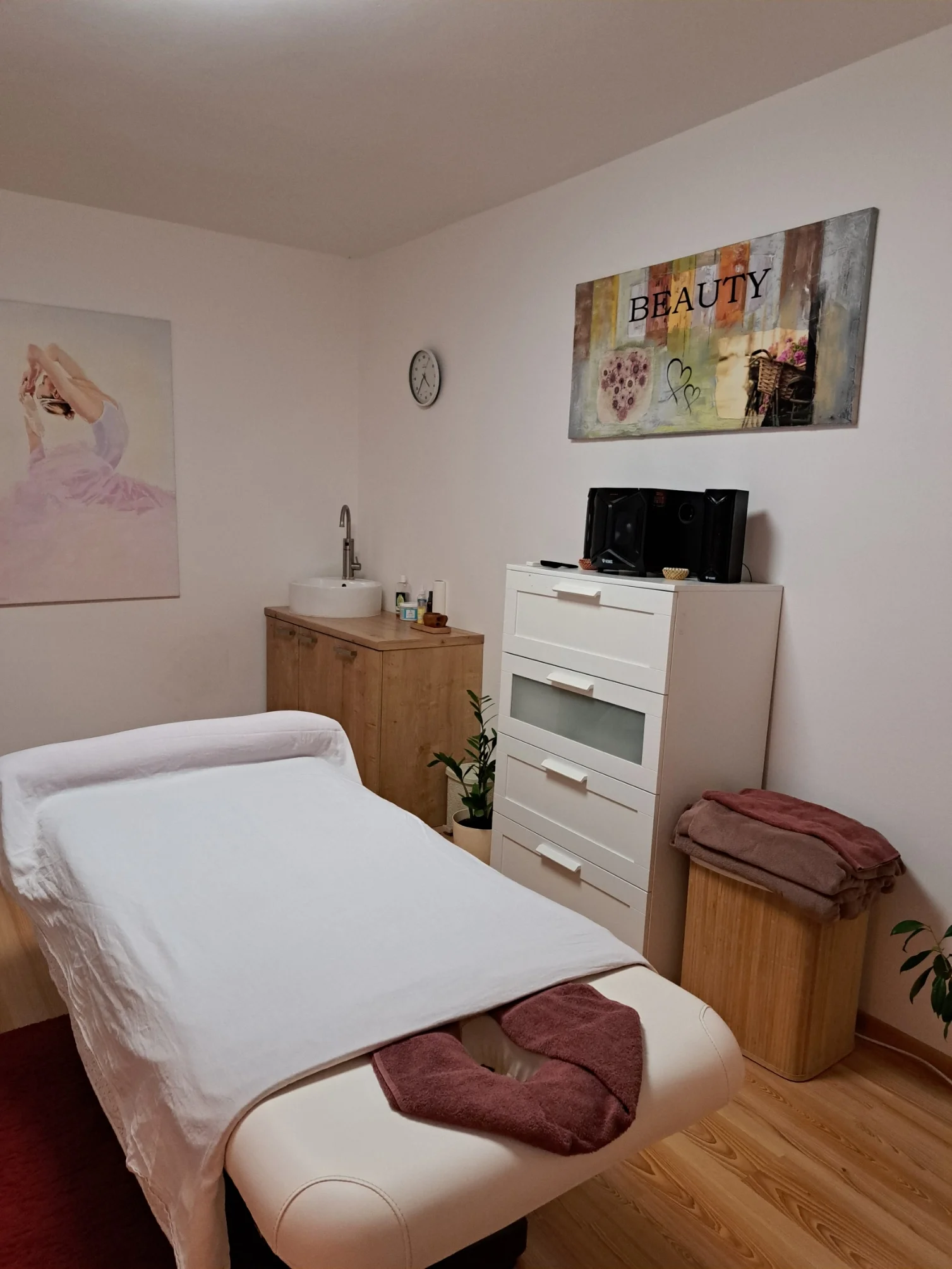 Hodinový masážní rituál: na výběr 3 druhy masáží a 3 druhy zábalů