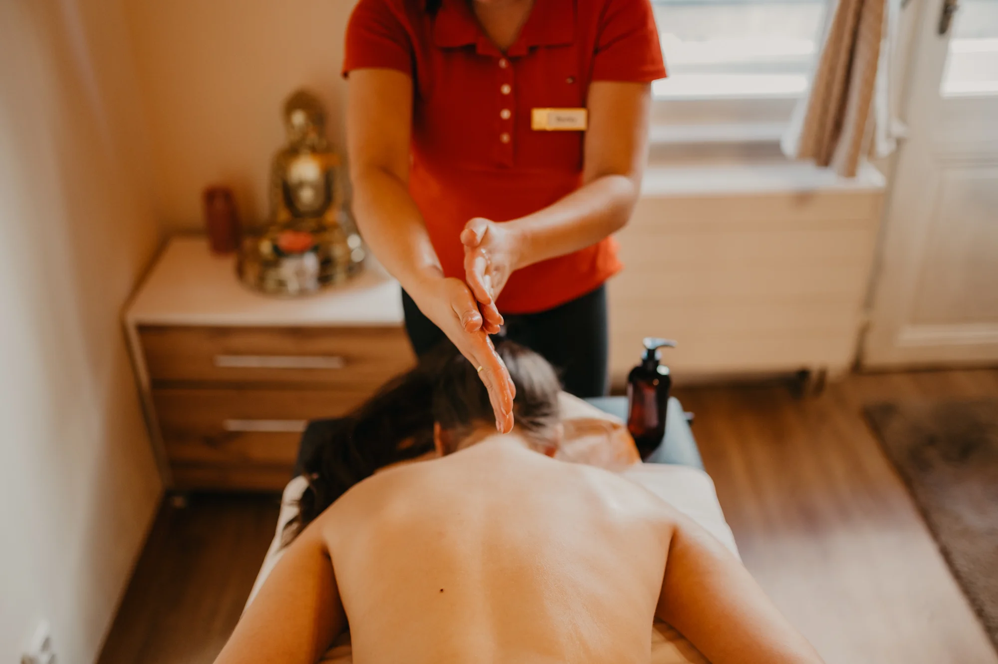 Zasloužený relax: masáž ramen, šíje, hlavy a obličeje i bylinná či reflexní, 30–60 minut