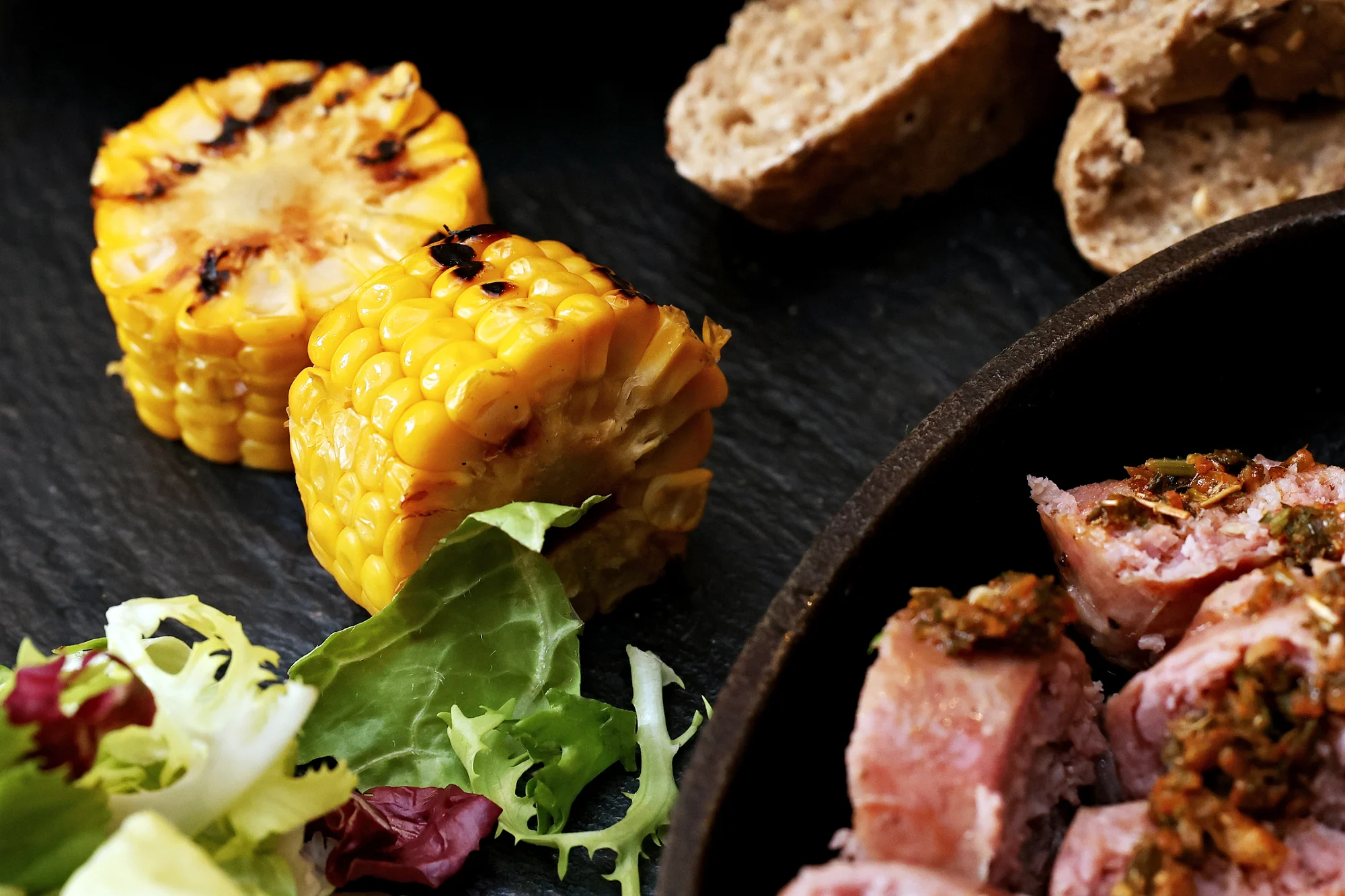 Autentický kulinářský zážitek plný grilu: argentinské asado menu s flank steakem, provoletou a vínem