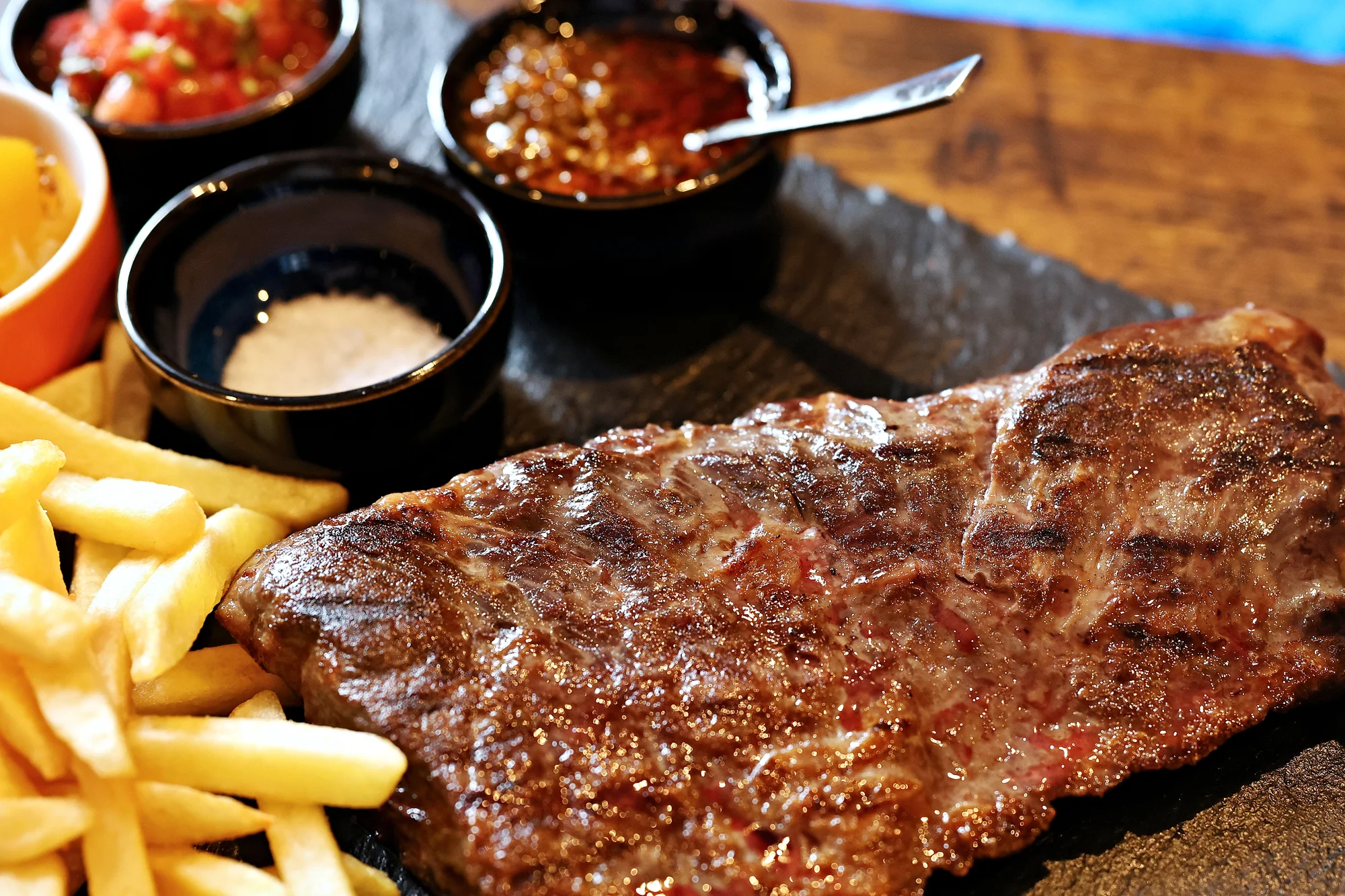 Autentický kulinářský zážitek plný grilu: argentinské asado menu s flank steakem, provoletou a vínem