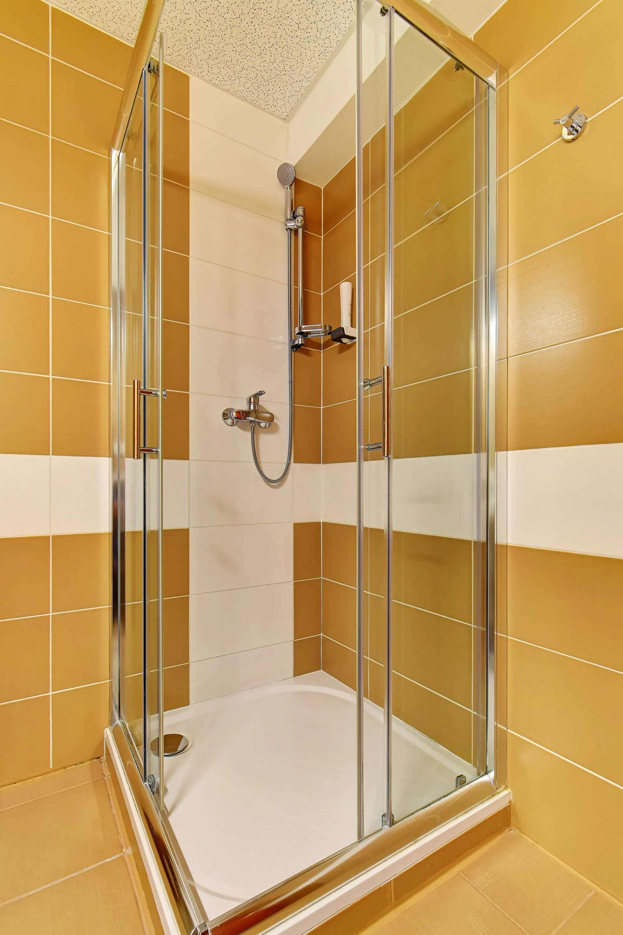 Hotel na kraji Prahy: noc pro dva nebo pobyt pro rodinu i s bowlingem a aquaparkem