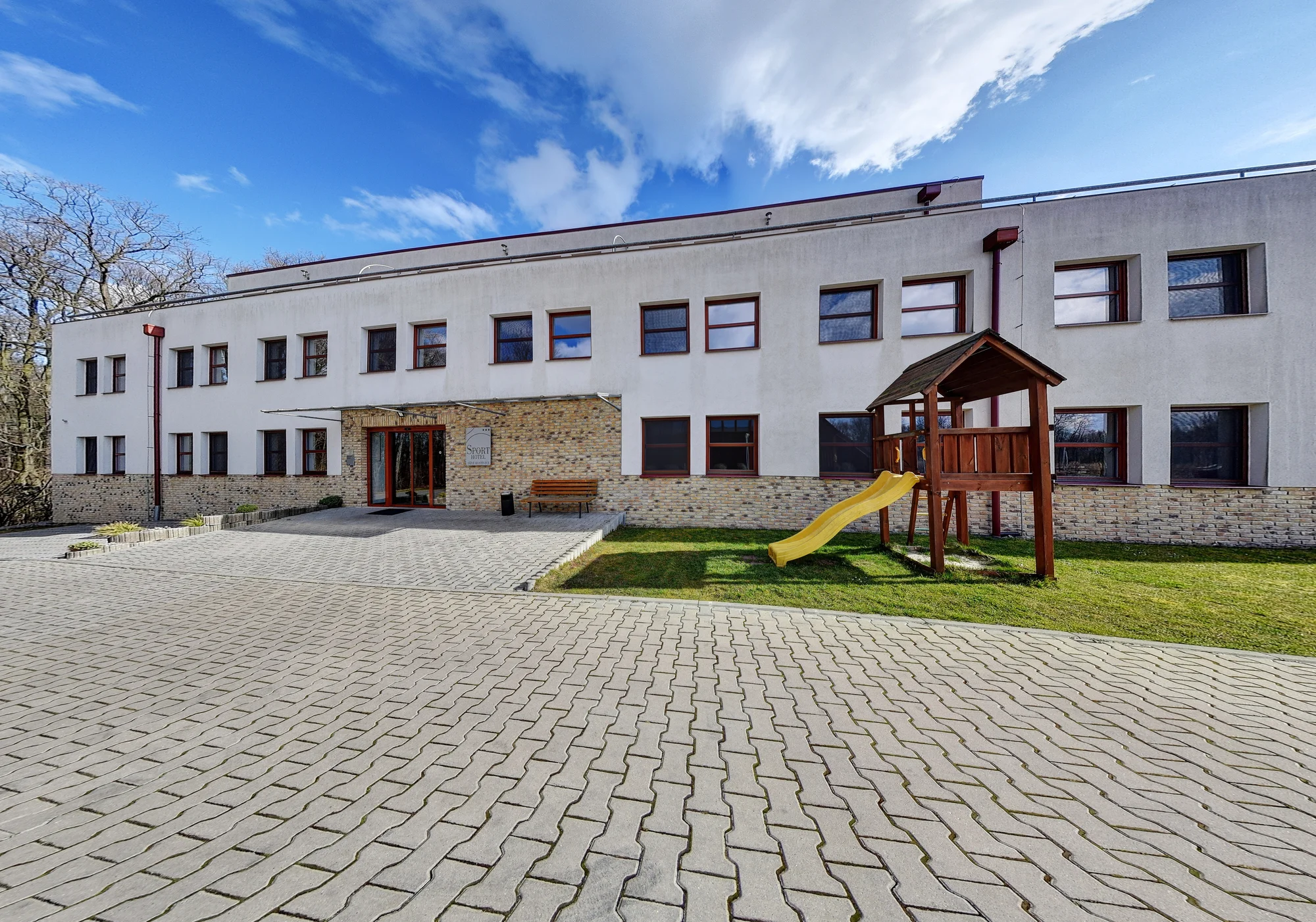 Hotel na kraji Prahy: noc pro dva nebo pobyt pro rodinu i s bowlingem a aquaparkem