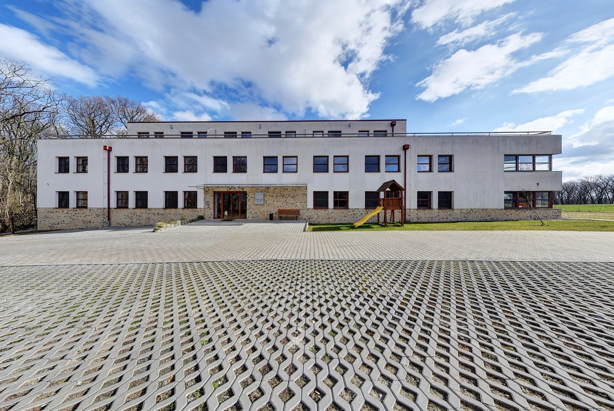 Hotel na kraji Prahy: noc pro dva nebo pobyt pro rodinu i s bowlingem a aquaparkem