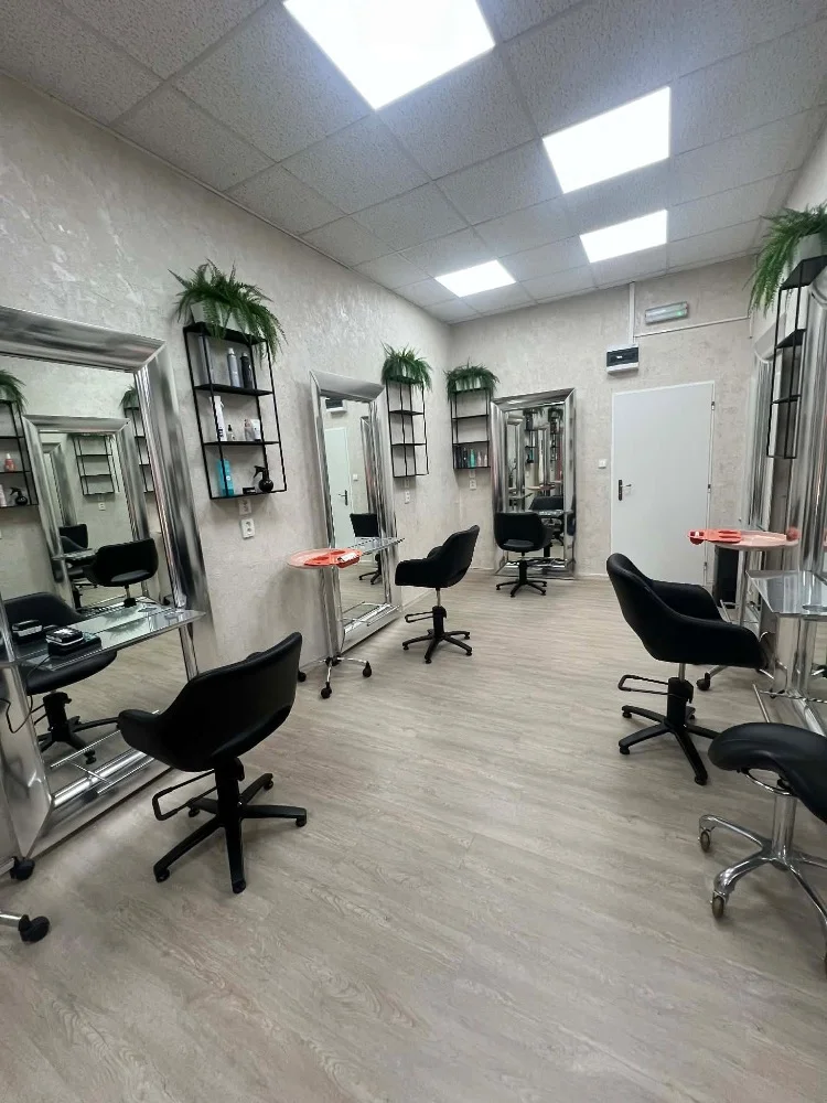 Kadeřnické balíčky vč. střihu: K-laminace, Malibu C, kúra proti krepatění i barvení