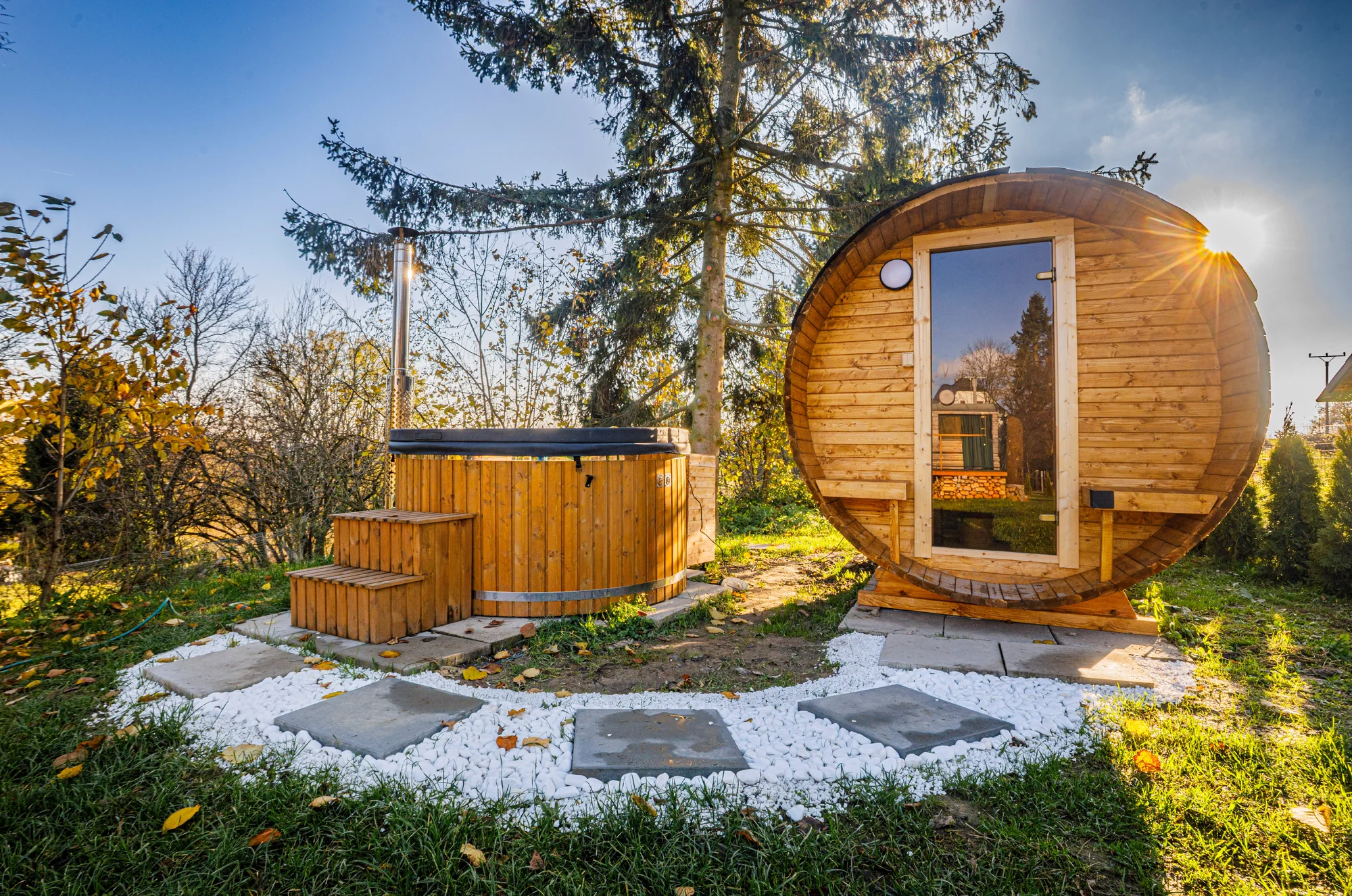 Útulná maringotka na Moravě s venkovní saunou a koupacím sudem