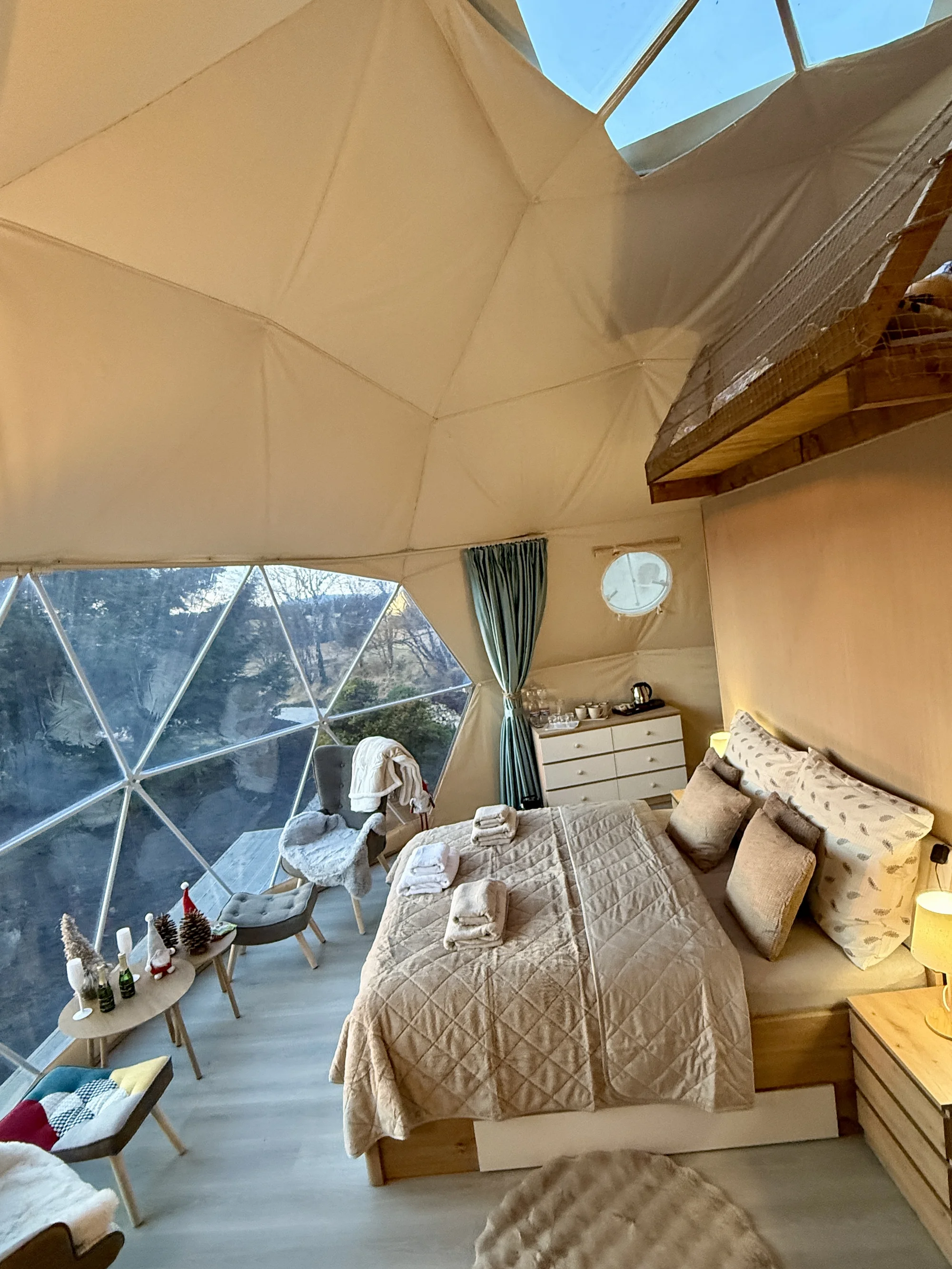 Glamping v Krušných horách: komfortně vybavený stan se saunou