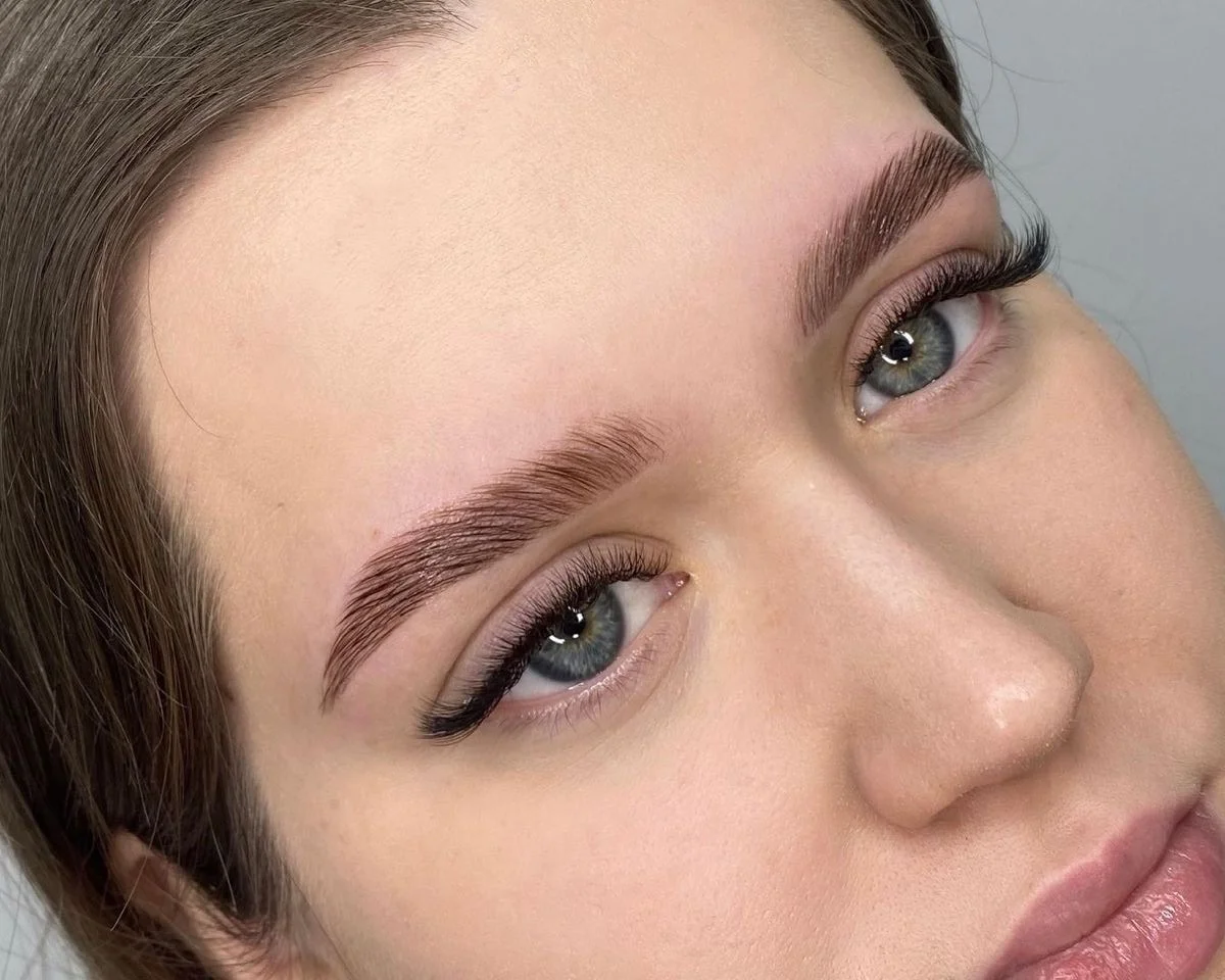 Krásné řasy a obočí: lash lifting nebo laminace obočí i s barvením