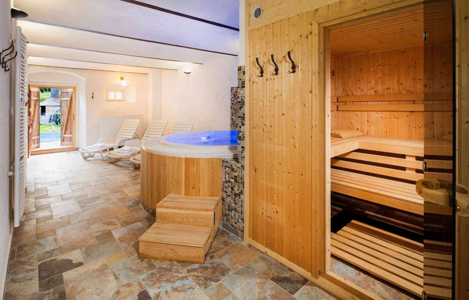 Pobyt v srdci Šumavy: krásný horský hotel se snídaní i možností wellness