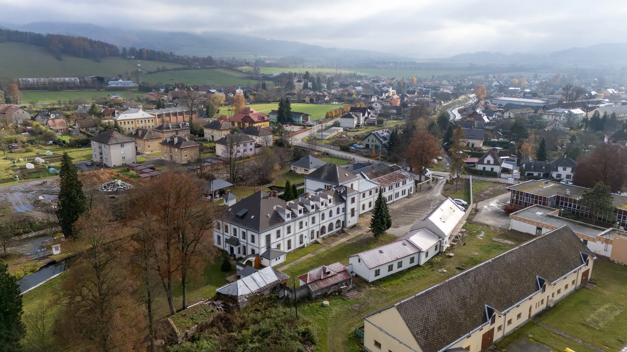 Jeseníky: apartmány až pro 8 osob v bývalém zámku, možnost snídaní na pokoj i privátního wellness