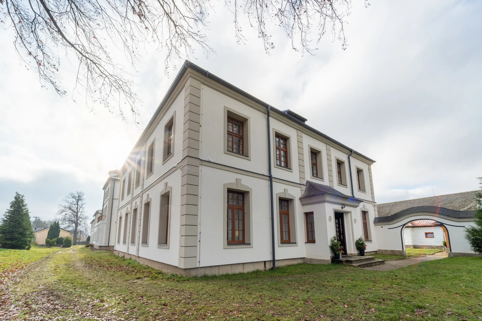 Jeseníky: apartmány až pro 8 osob v bývalém zámku, možnost snídaní na pokoj i privátního wellness