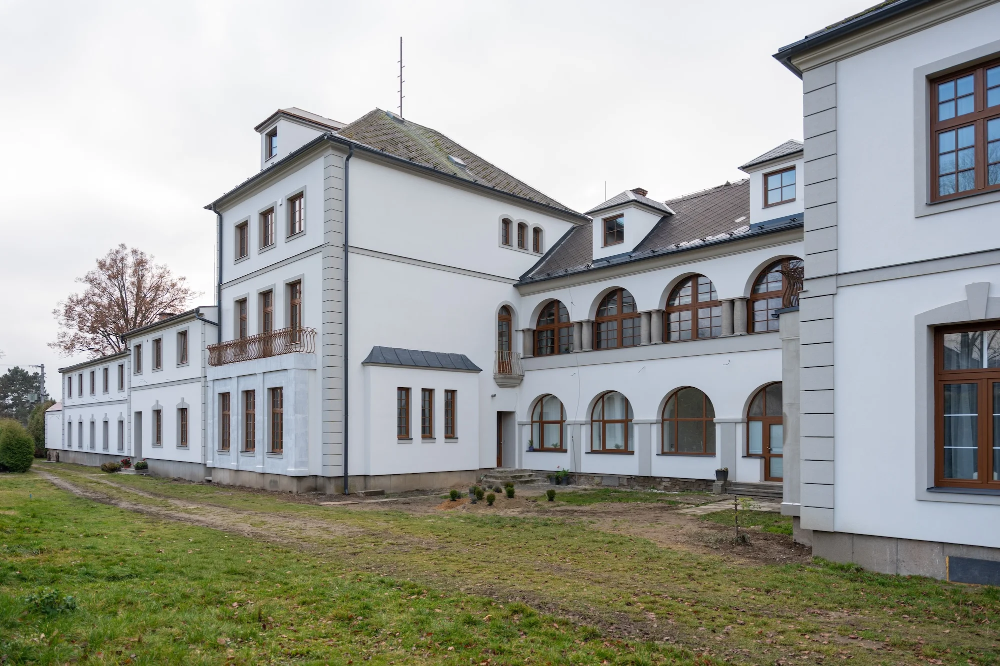 Jeseníky: apartmány až pro 8 osob v bývalém zámku, možnost snídaní na pokoj i privátního wellness