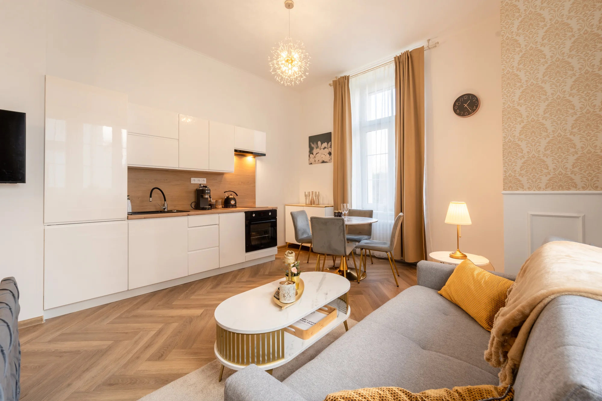 Jeseníky: apartmány až pro 8 osob v bývalém zámku, možnost snídaní na pokoj i privátního wellness