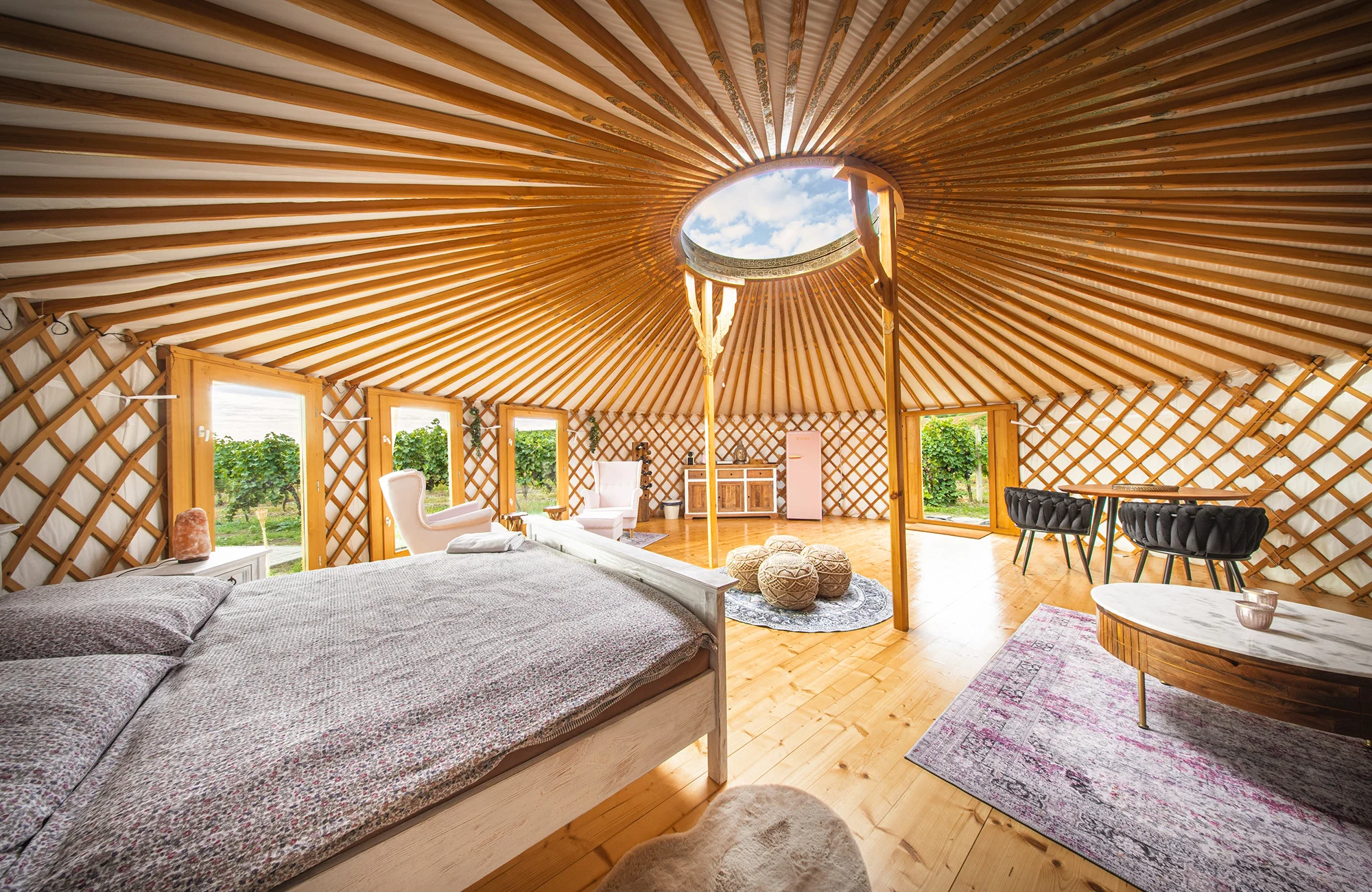 Pobyt na jižní Moravě: vybavené jurty uprostřed vinice s terasou a ohništěm