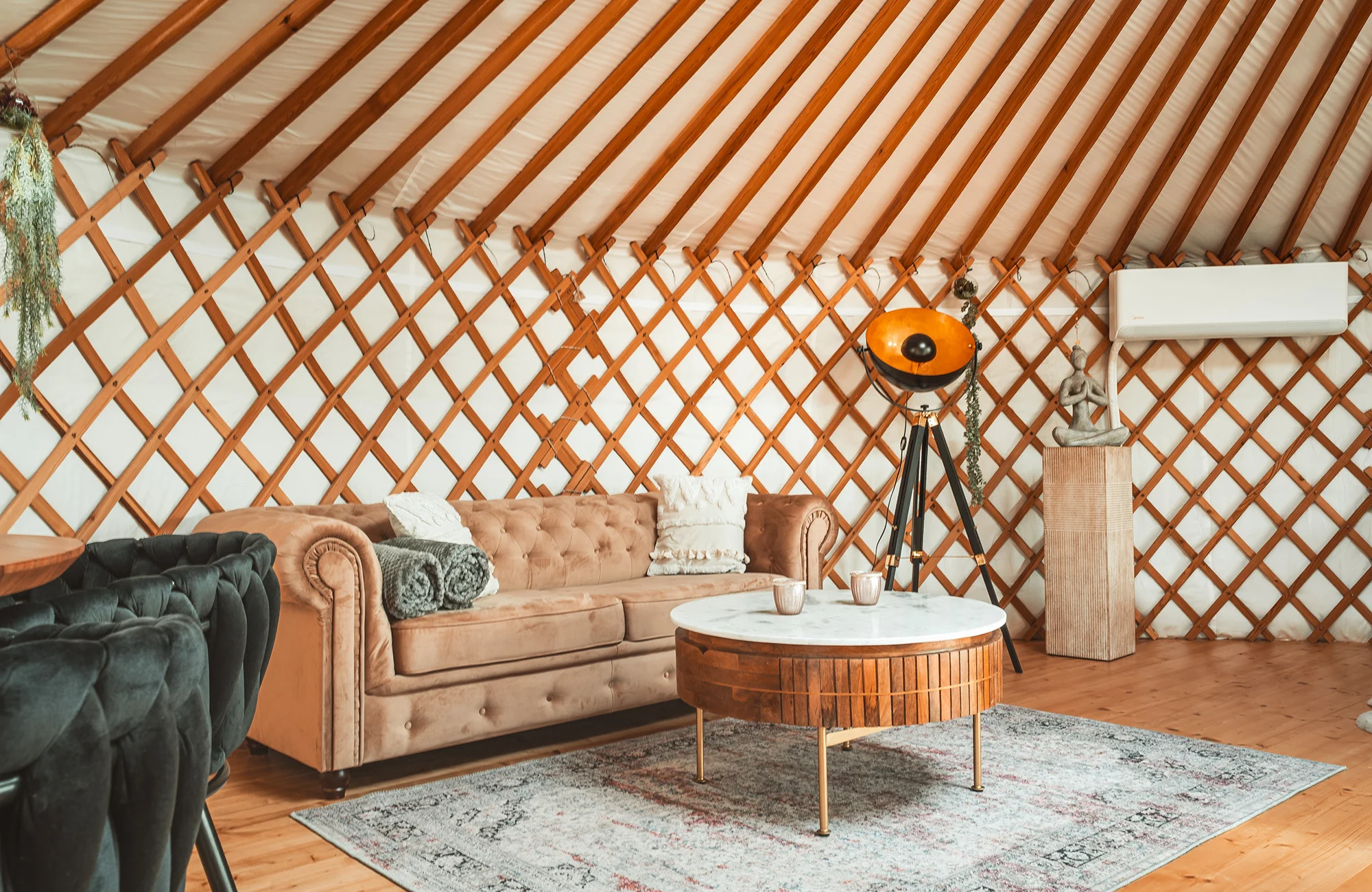 Pobyt na jižní Moravě: vybavené jurty uprostřed vinice s terasou a ohništěm