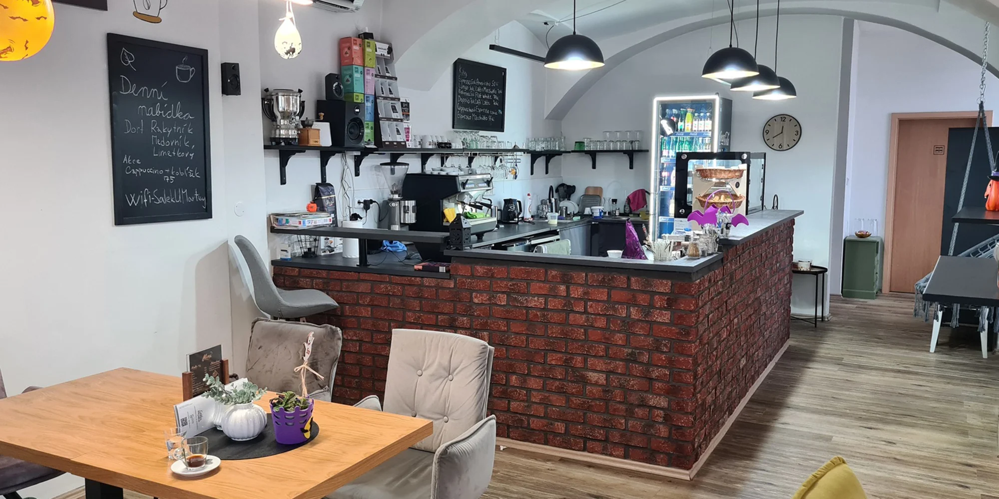 Dvě kávy dle výběru nebo perníčkové latté v kavárně v centru Loun