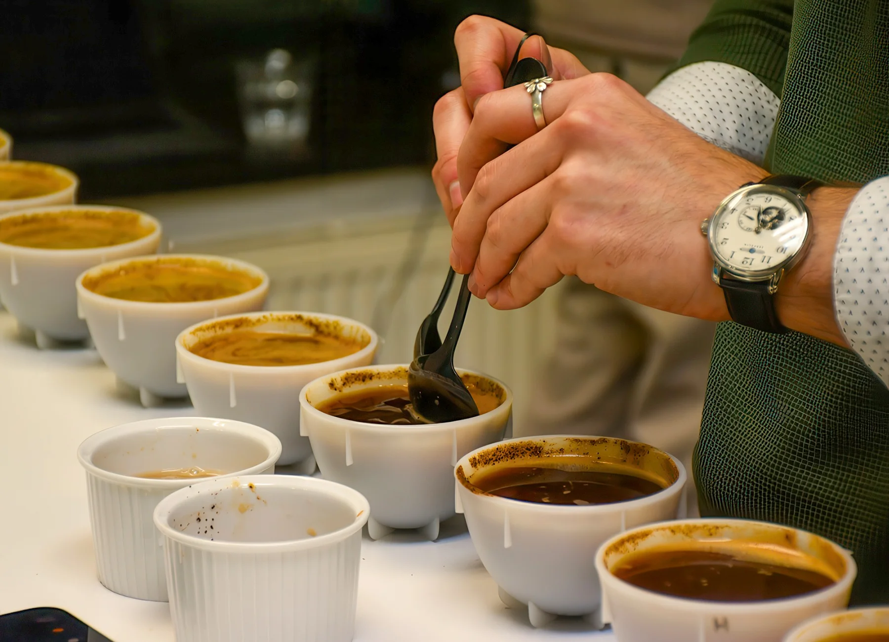 Praktické kávové kurzy pro domácí i profi baristy: základy espressa, latte art, filtr i senzorika