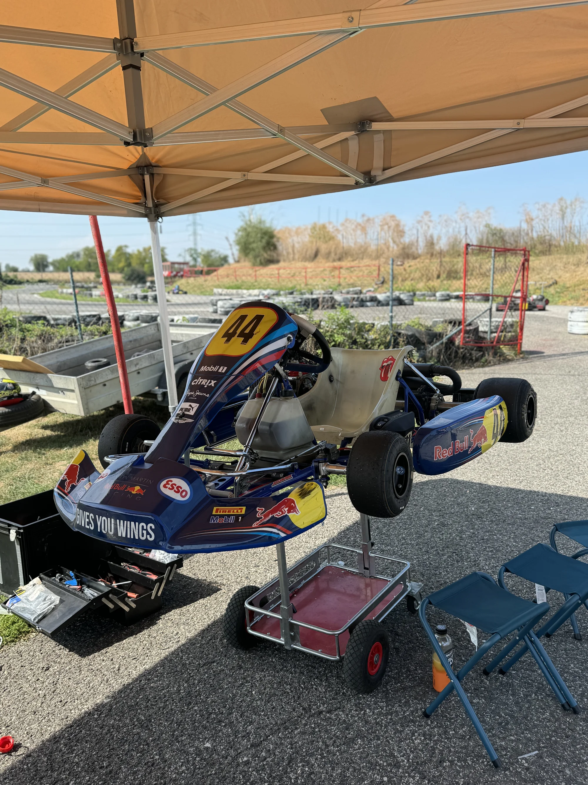 Jízda v závodní motokáře: 1–3 kola na letištním či závodním okruhu