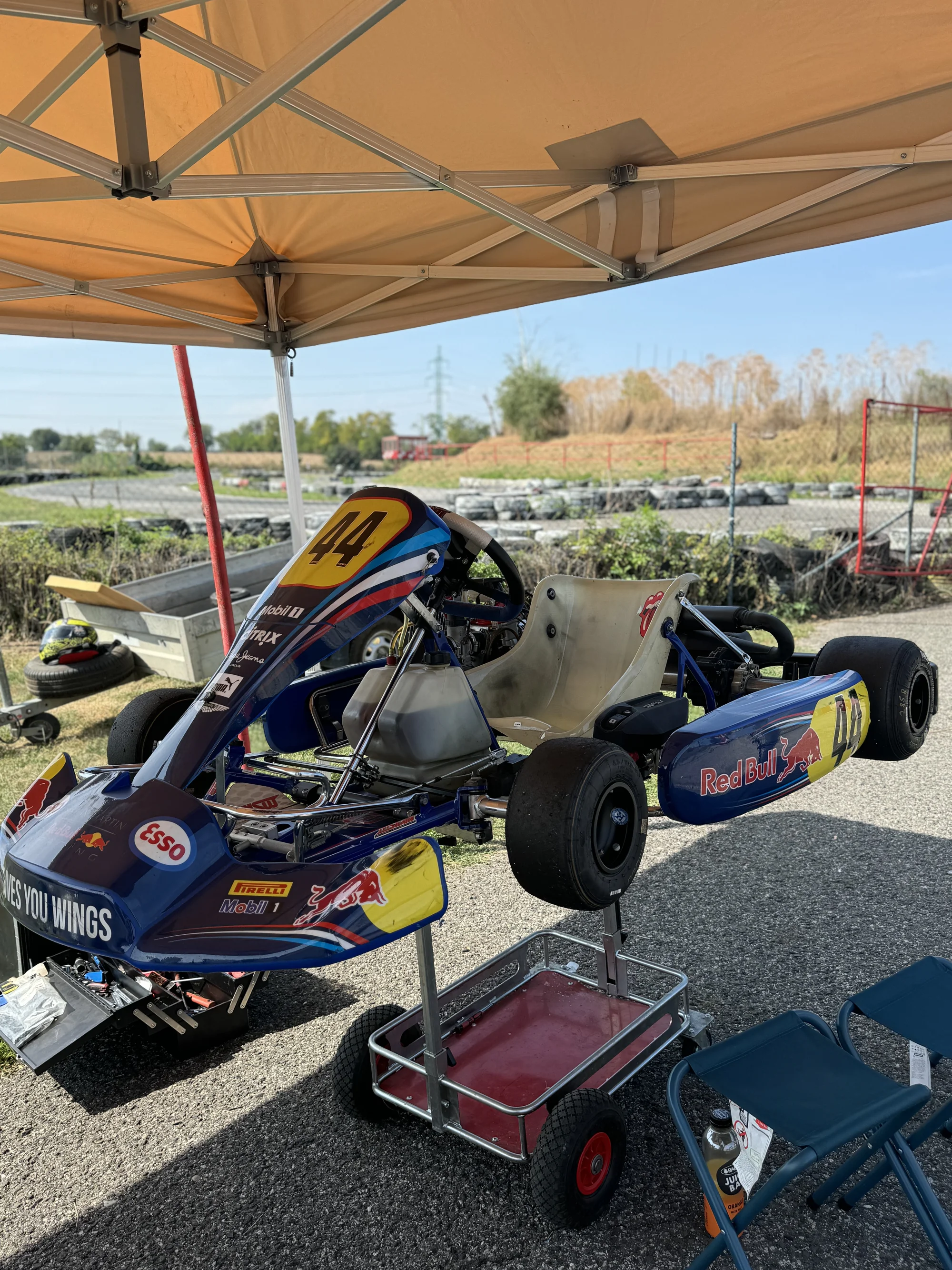 Jízda v závodní motokáře: 1–3 kola na letištním či závodním okruhu