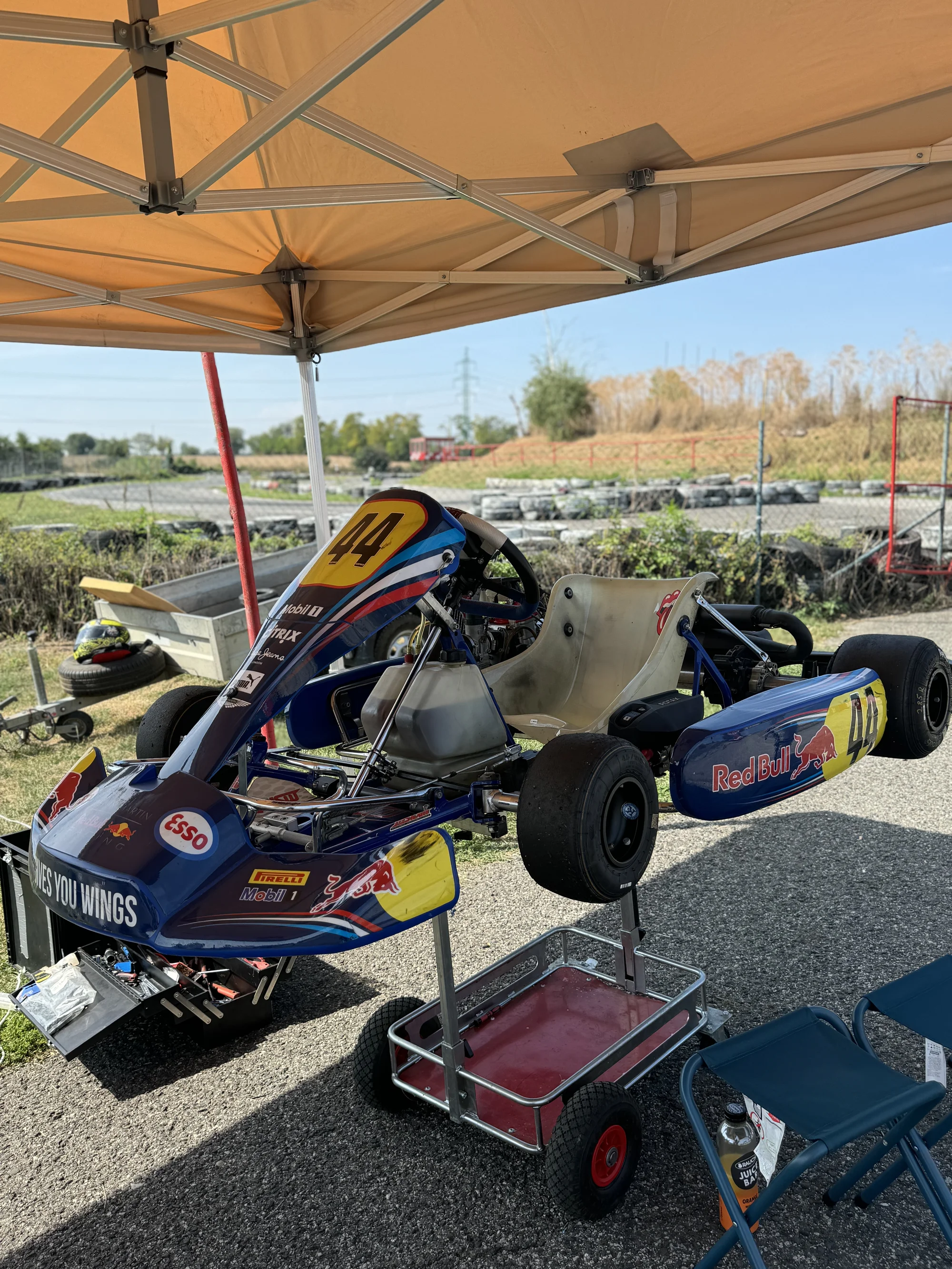 Jízda v závodní motokáře: 1–3 kola na letištním či závodním okruhu