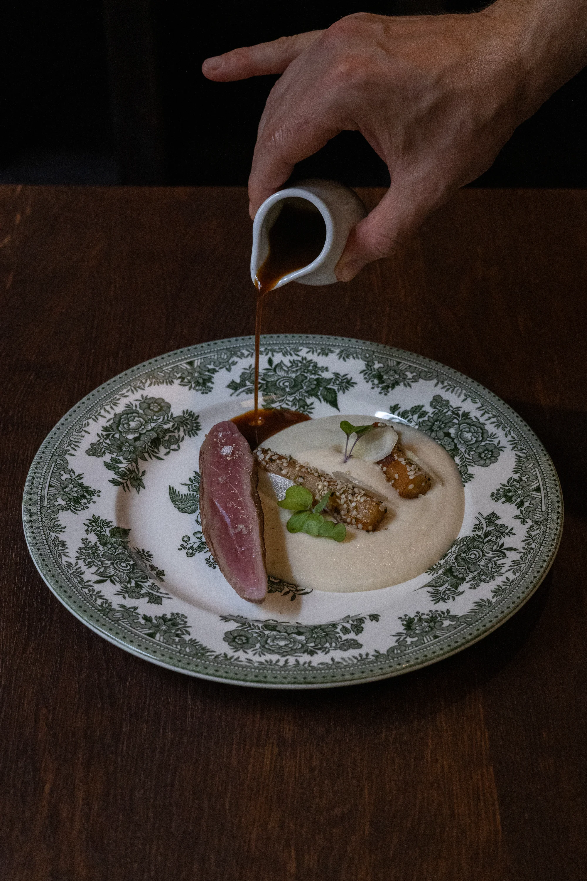 Degustační menu pro 2 osoby: hovězí tatarák, kachna, crème brûlée i koktejly