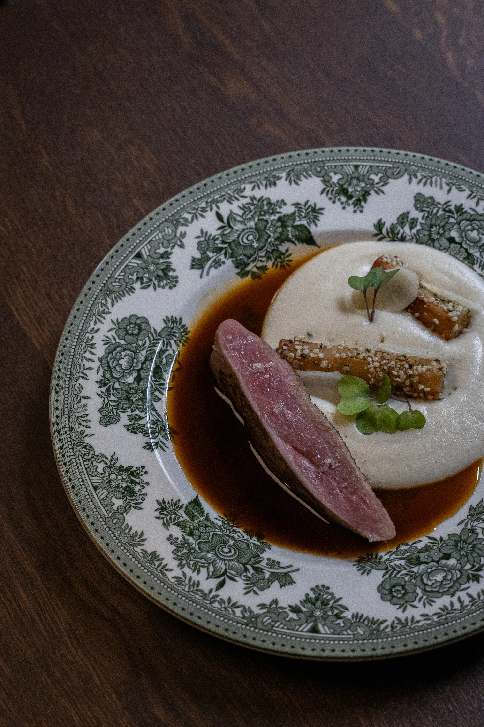 Degustační menu pro 2 osoby: hovězí tatarák, kachna, crème brûlée i koktejly