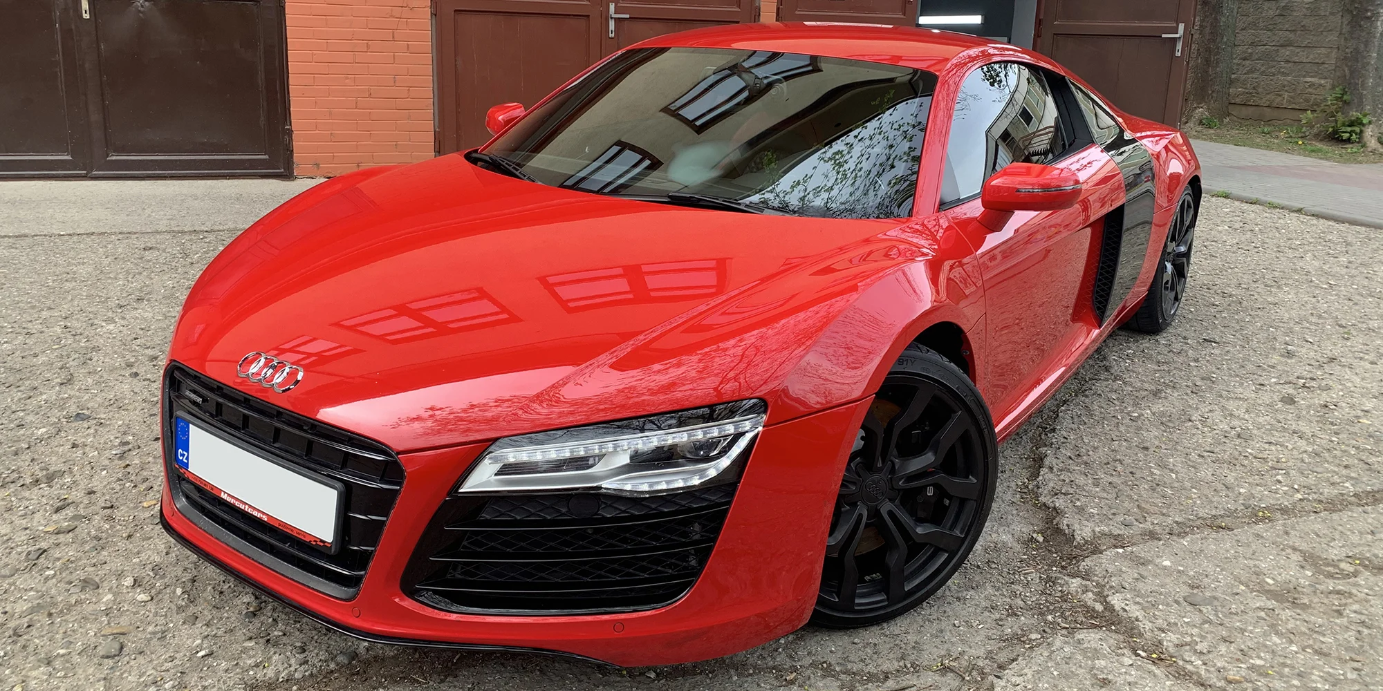 Detailní čištění exteriéru a interiéru auta s roční ochranou: zářivý lesk a špičková péče o každý vůz