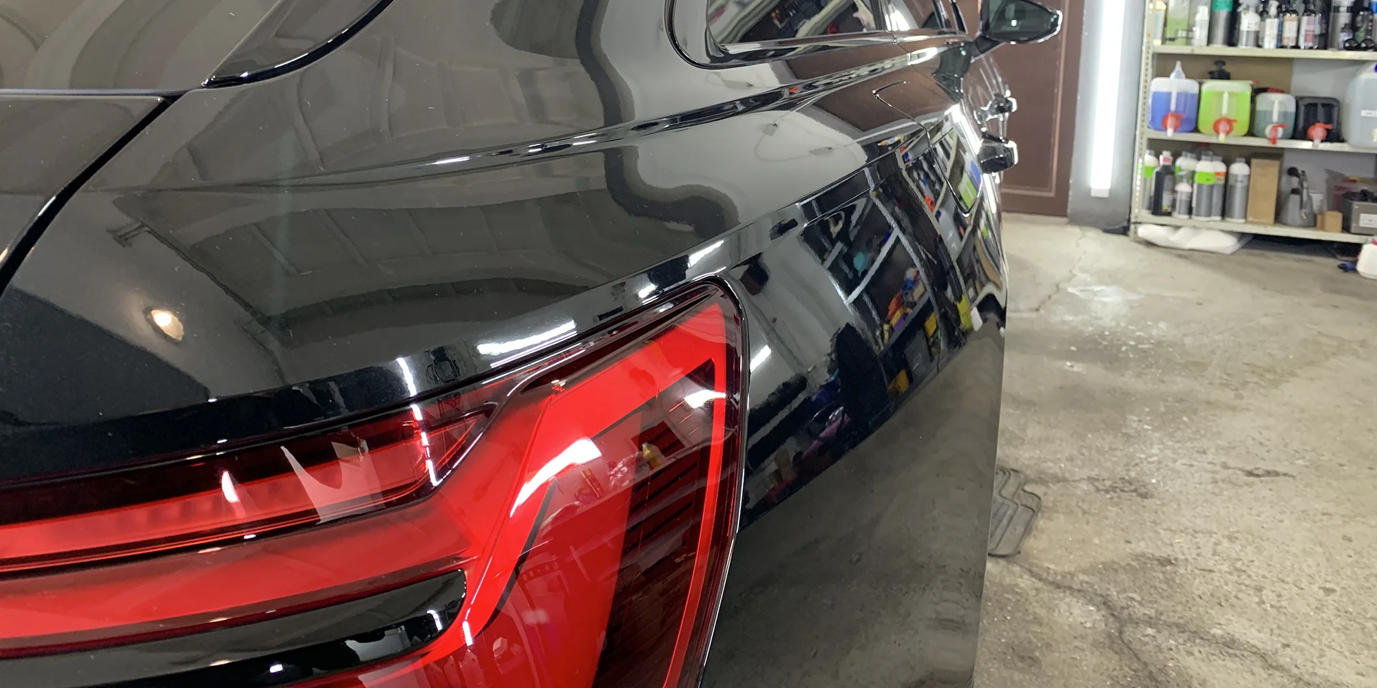 Detailní čištění exteriéru a interiéru auta s roční ochranou: zářivý lesk a špičková péče o každý vůz