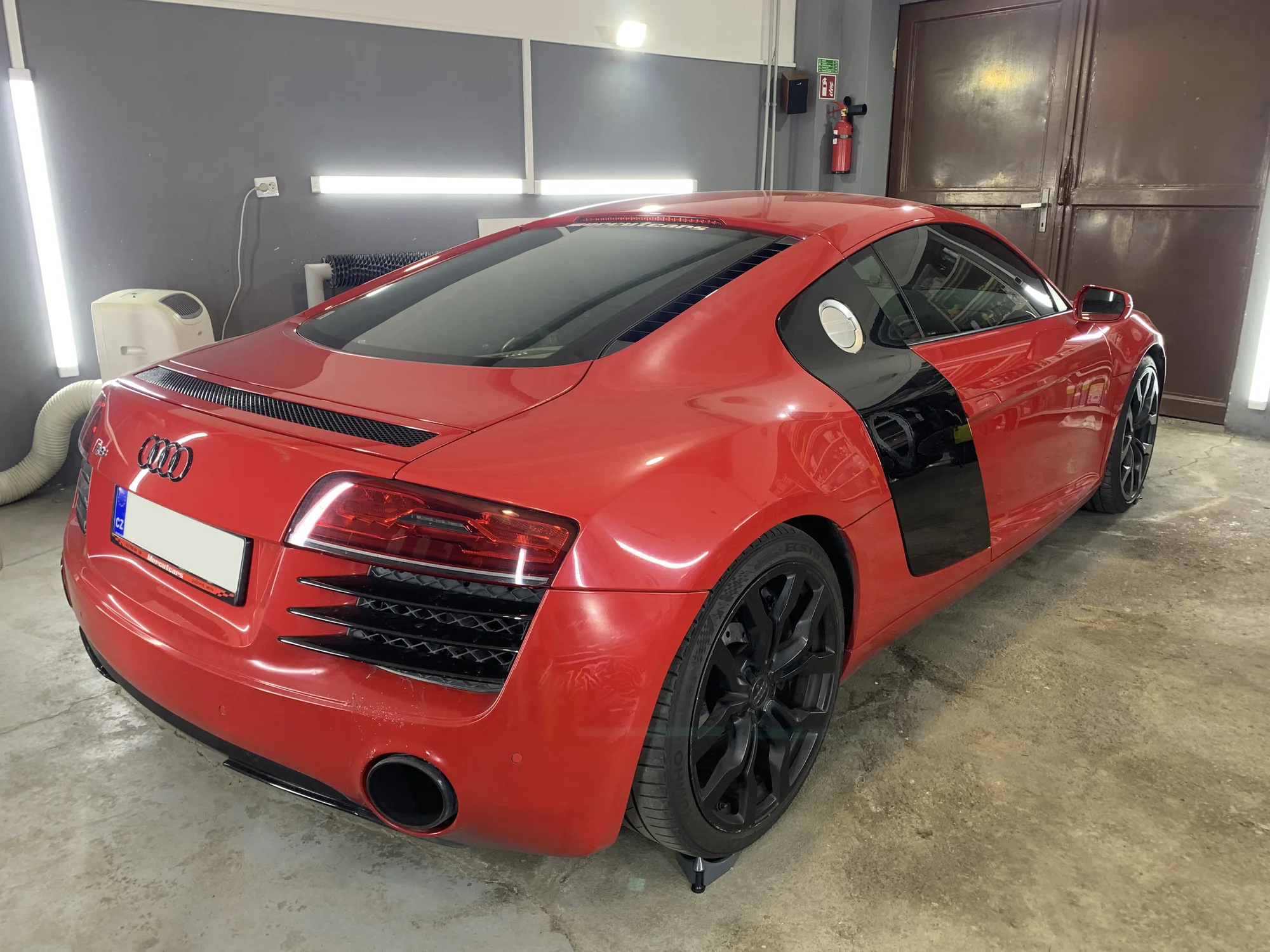 Detailní čištění exteriéru a interiéru auta s roční ochranou: zářivý lesk a špičková péče o každý vůz