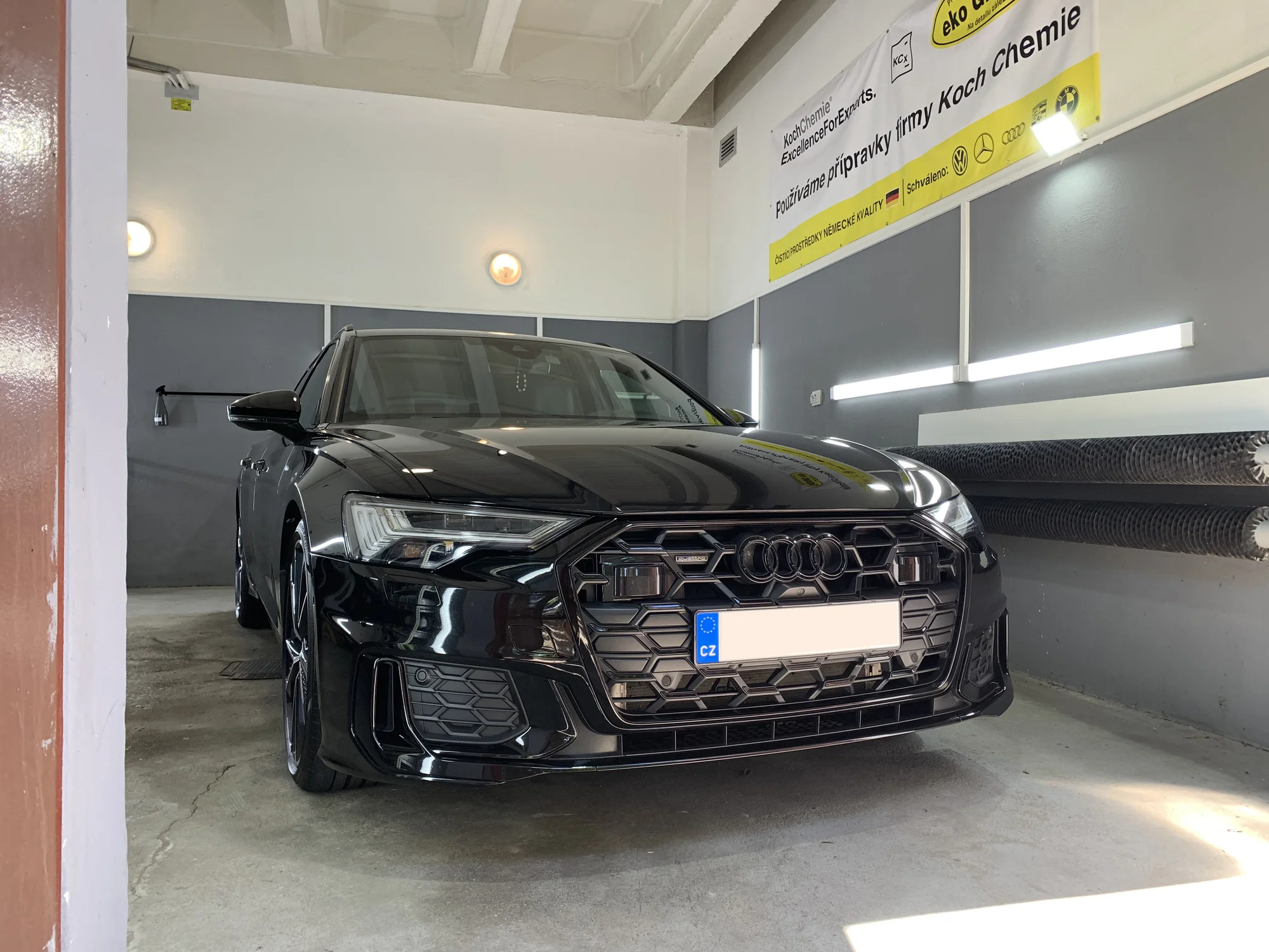 Detailní čištění exteriéru a interiéru auta s roční ochranou: zářivý lesk a špičková péče o každý vůz