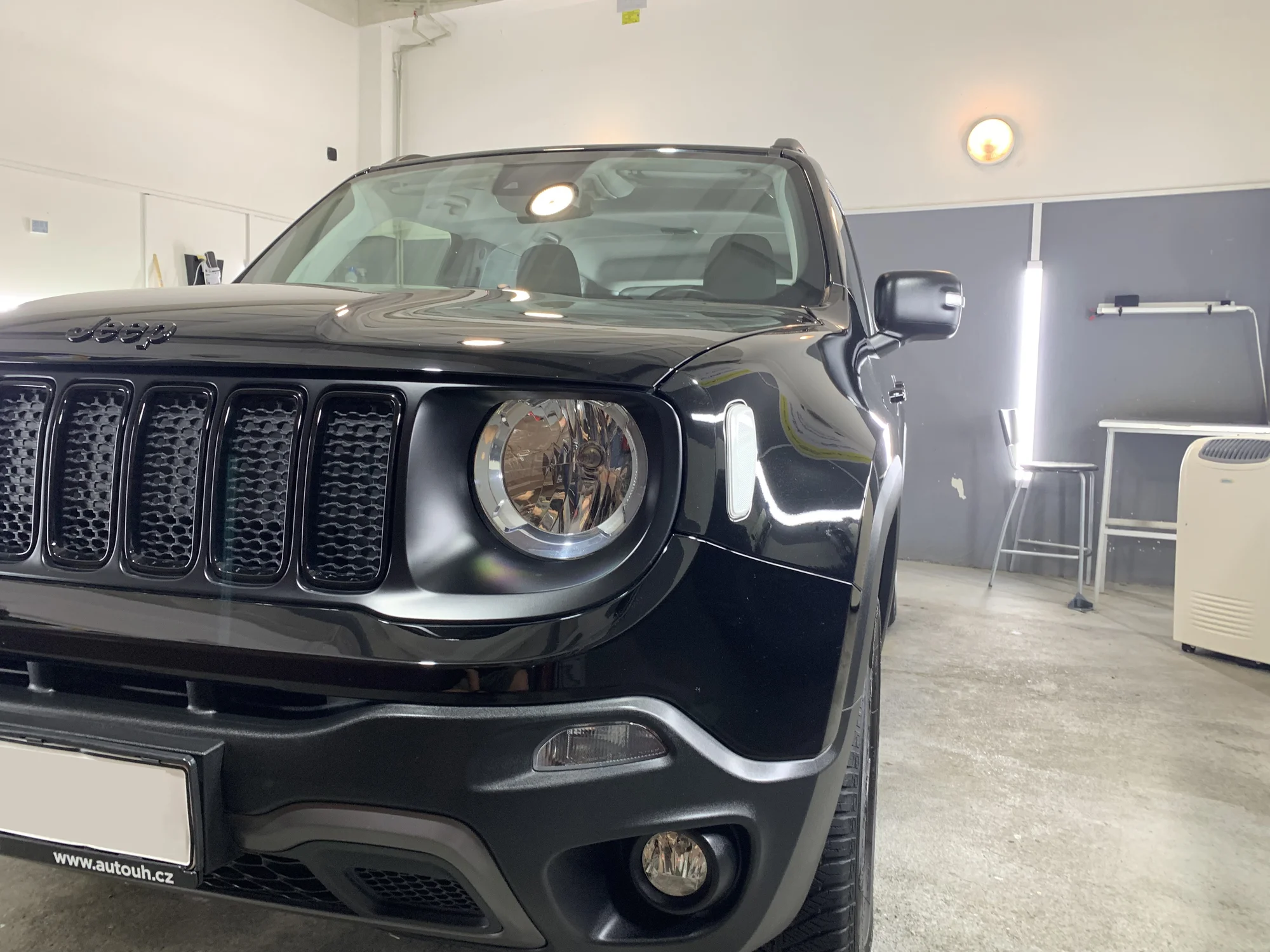 Detailní čištění exteriéru a interiéru auta s roční ochranou: zářivý lesk a špičková péče o každý vůz