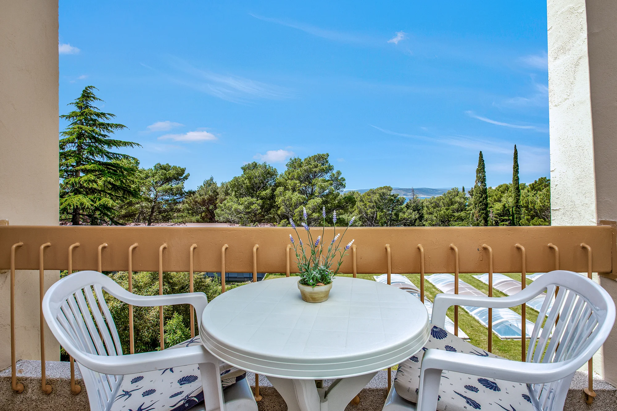 Dovolená v Bašce Vodě se snídaní či polopenzí plus, resort hned u pláže