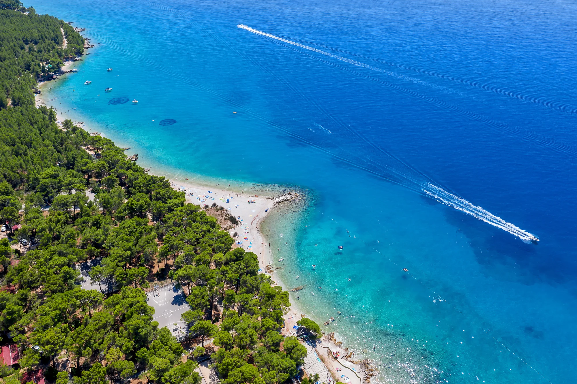 Dovolená v Bašce Vodě se snídaní či polopenzí plus, resort hned u pláže