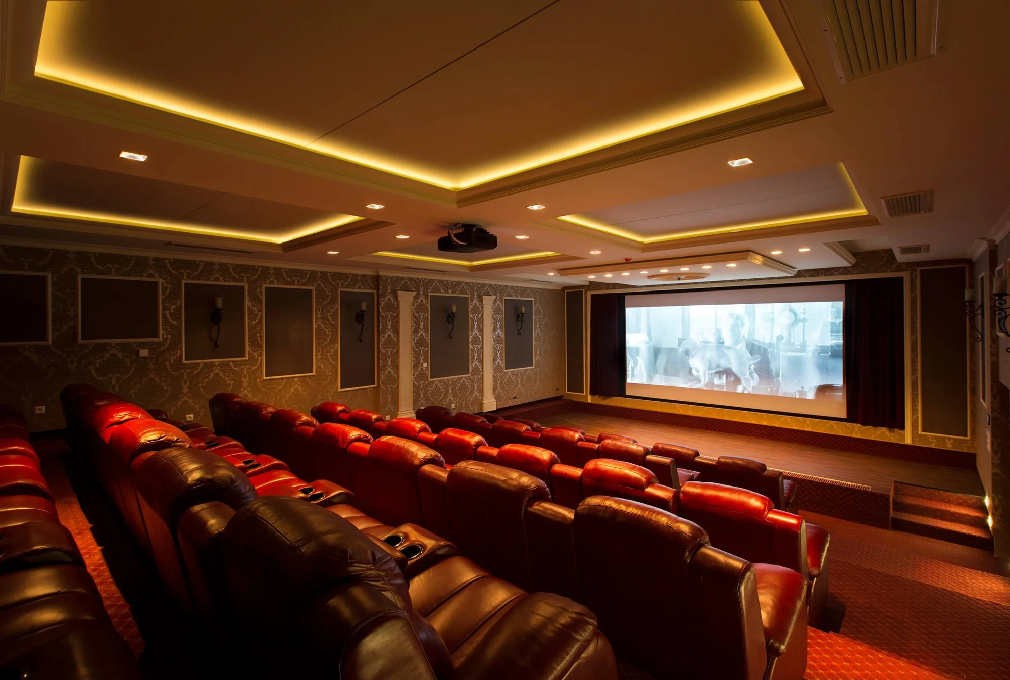 4* hotel ve Varech: skvělé jídlo, masáž, sauna i soukromé využití kina