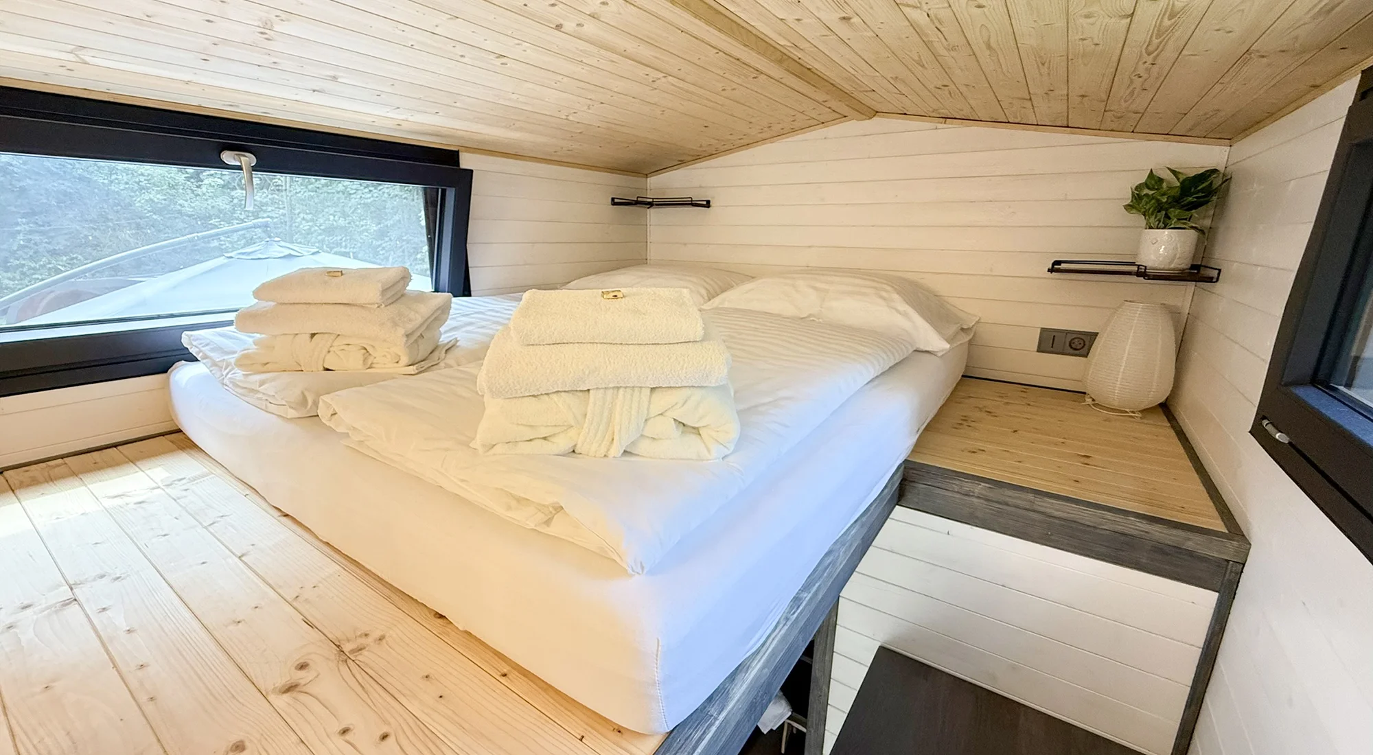 Tiny house u Dvora Králové: relax v soukromí s finskou saunou i koupacím sudem