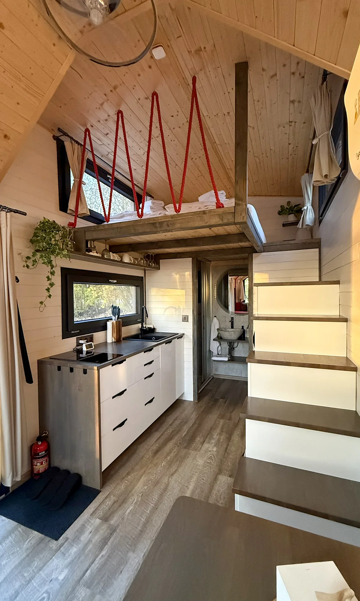 Tiny house u Dvora Králové: relax v soukromí s finskou saunou i koupacím sudem