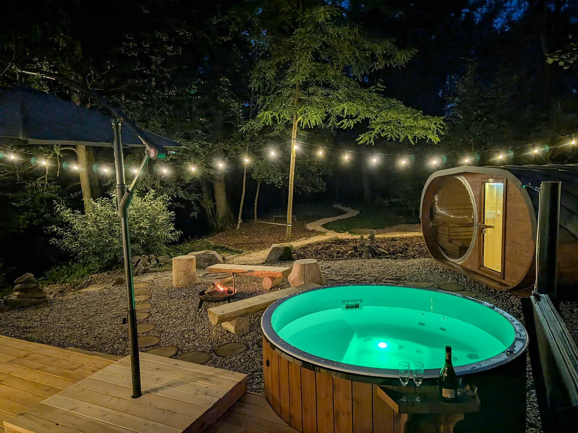 Tiny house u Dvora Králové: relax v soukromí s finskou saunou i koupacím sudem