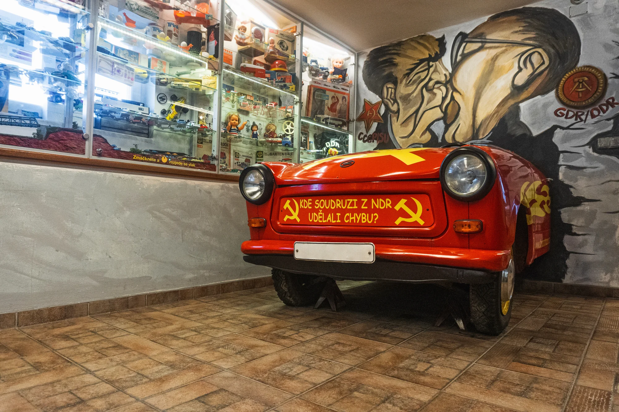 Komentovaná prohlídka Trabant muzea a hodinová vyjížďka Trabantem s řidičem pro 2 osoby