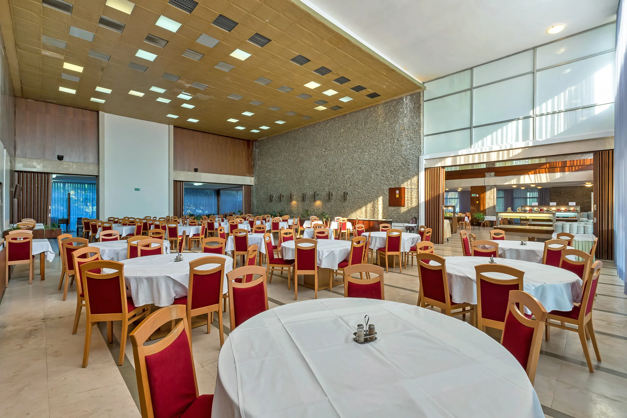 Dovolená v Bašce Vodě se snídaní či polopenzí plus, resort hned u pláže