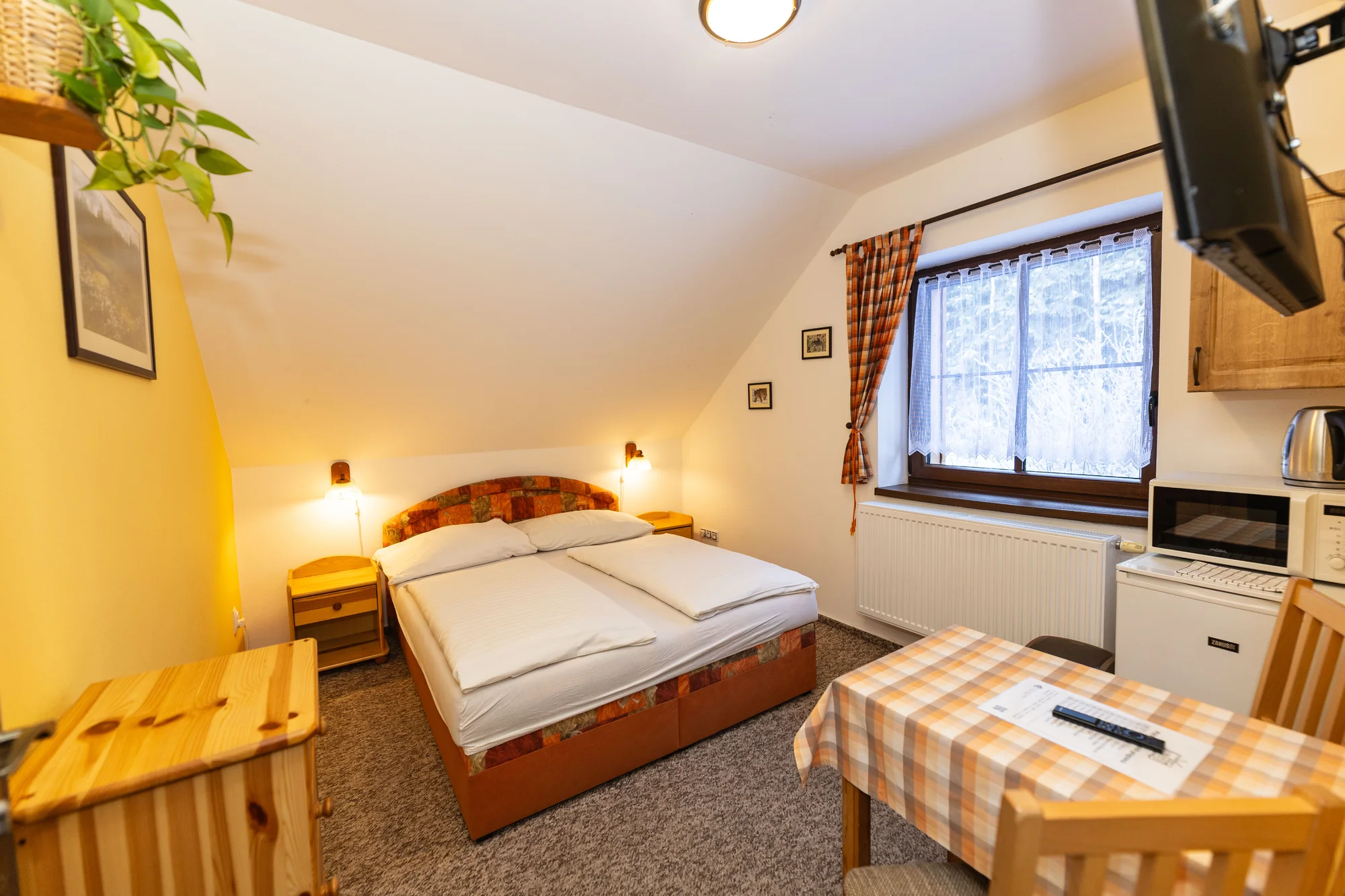 Pobyt v příjemné chatě v srdci Šumavy: polopenze i káva a zákusek