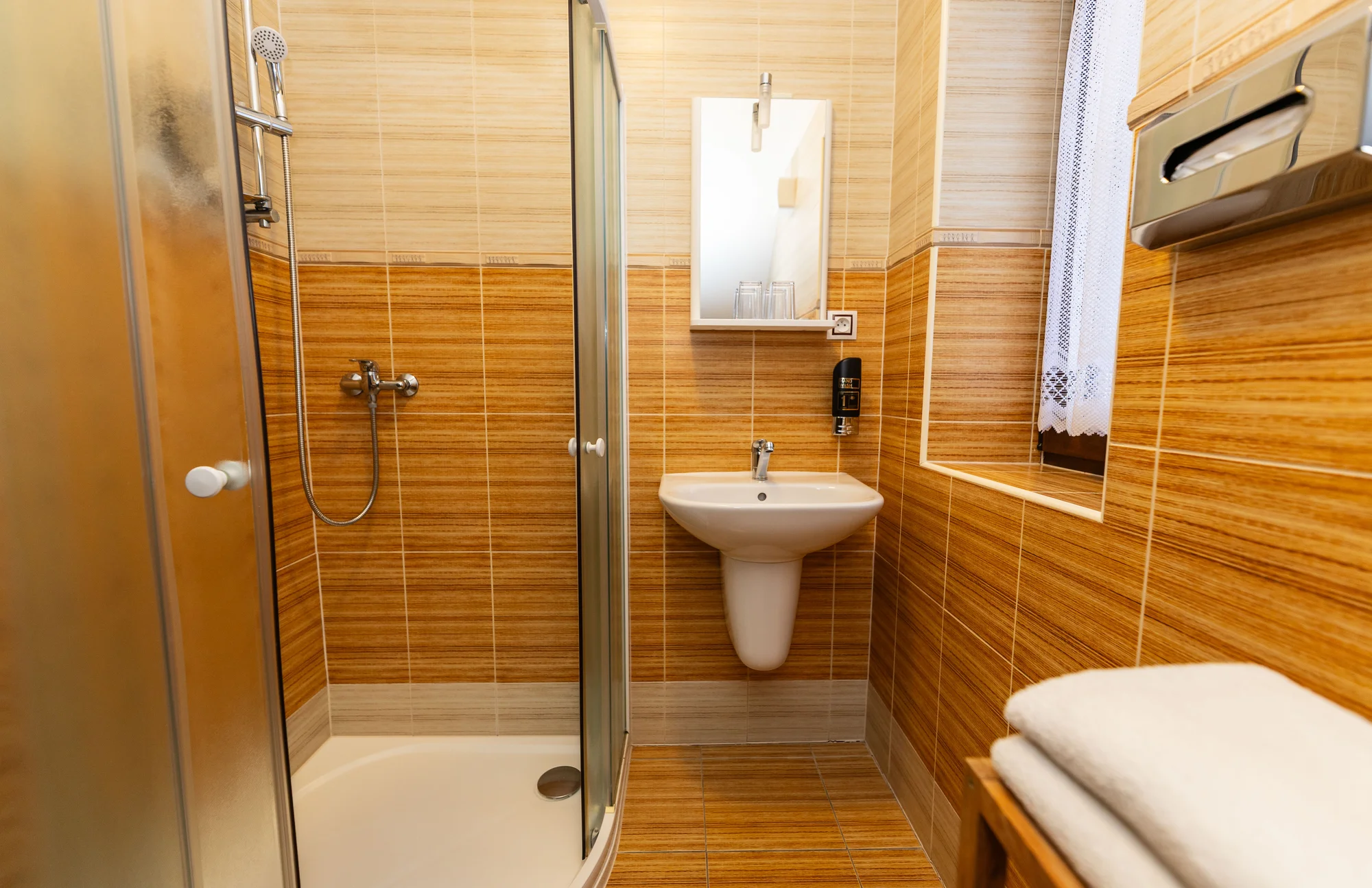 Pobyt v příjemné chatě v srdci Šumavy: polopenze i káva a zákusek