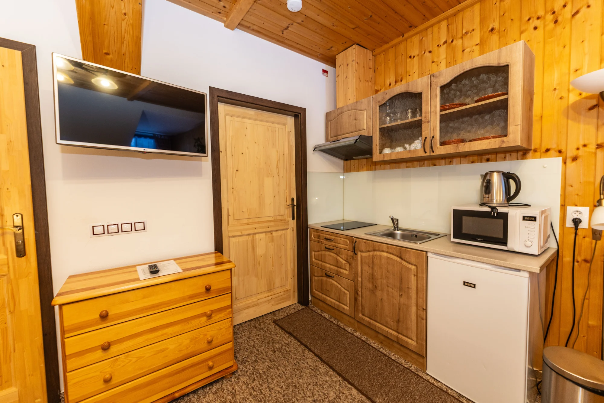 Pobyt v příjemné chatě v srdci Šumavy: polopenze i káva a zákusek