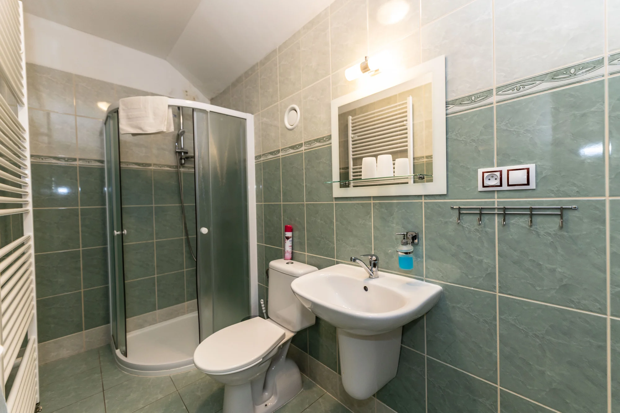 Pobyt v příjemné chatě v srdci Šumavy: polopenze i káva a zákusek