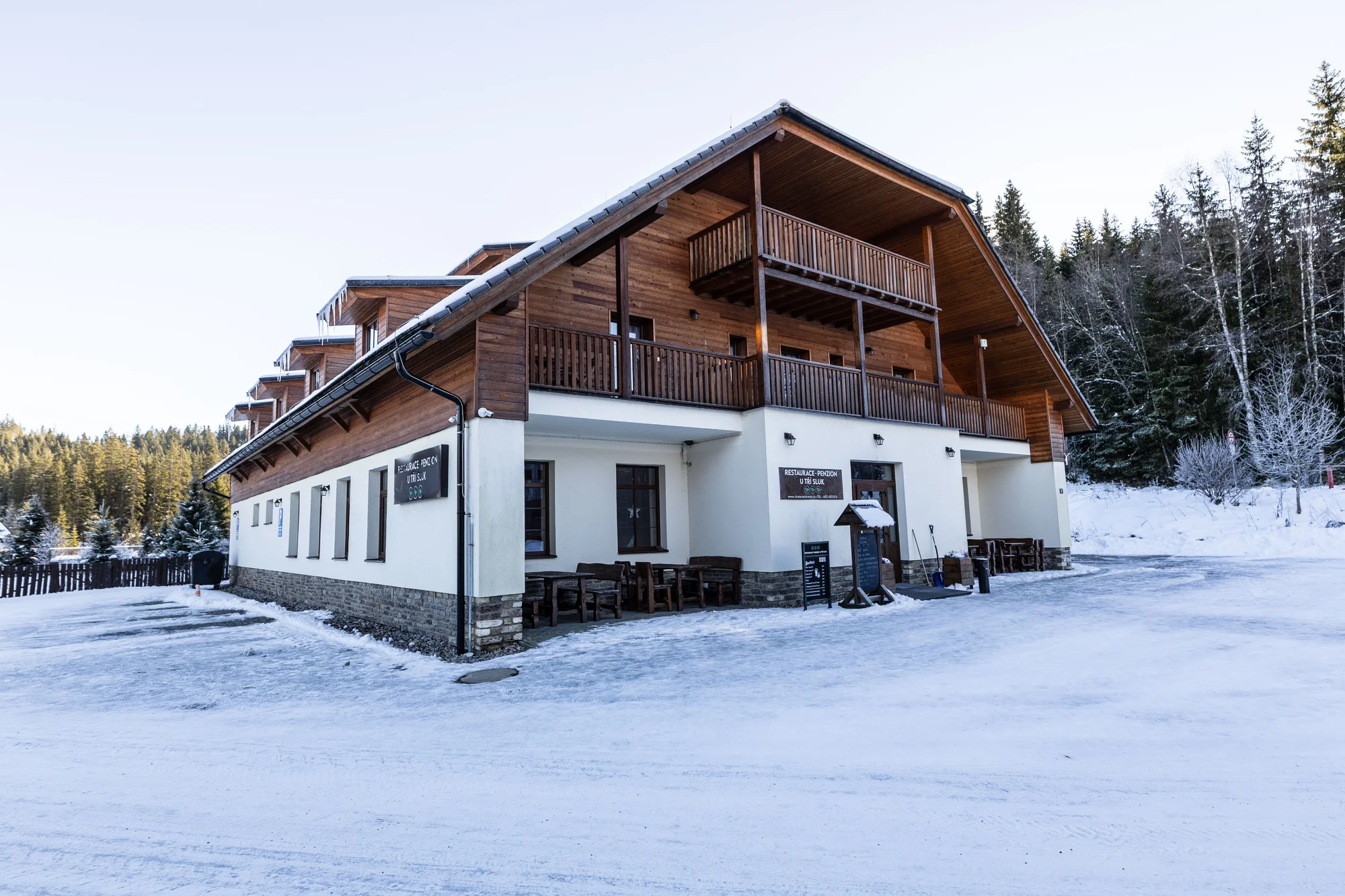 Pobyt v příjemné chatě v srdci Šumavy: polopenze i káva a zákusek