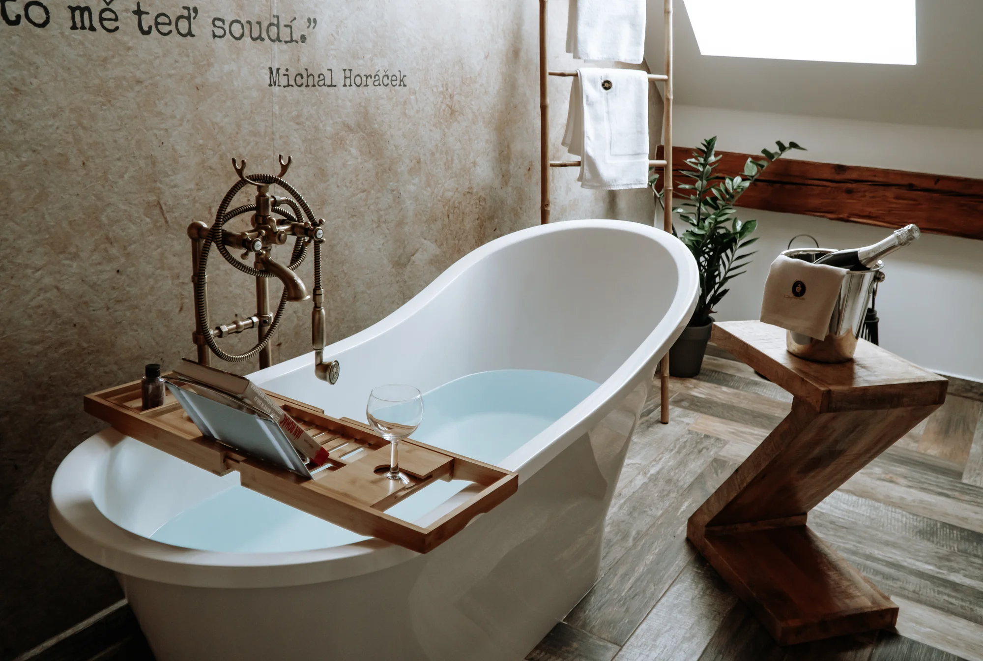 Pobyt v domě Hany Hegerové s degustací jejích oblíbených pokrmů, vstupem do Thermal Nesvady či zážitkovým vařením