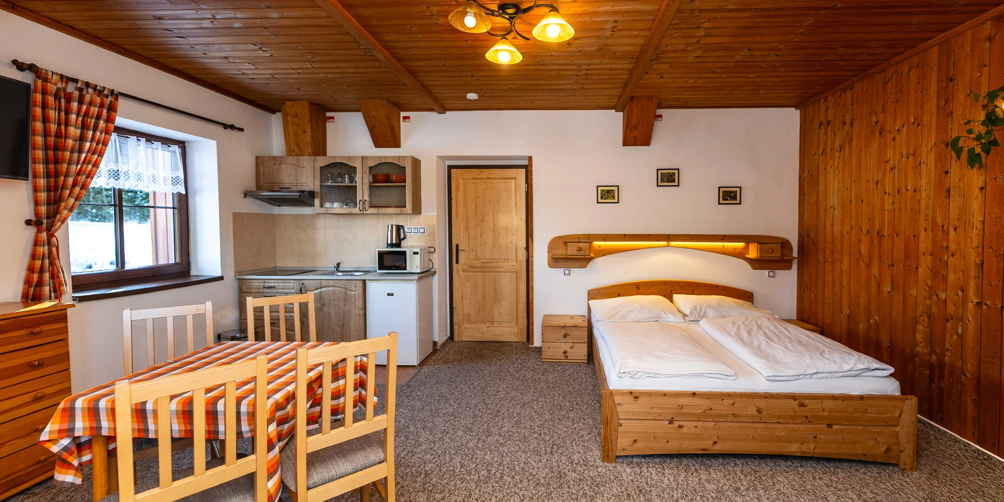 Pobyt v příjemné chatě v srdci Šumavy: polopenze i káva a zákusek